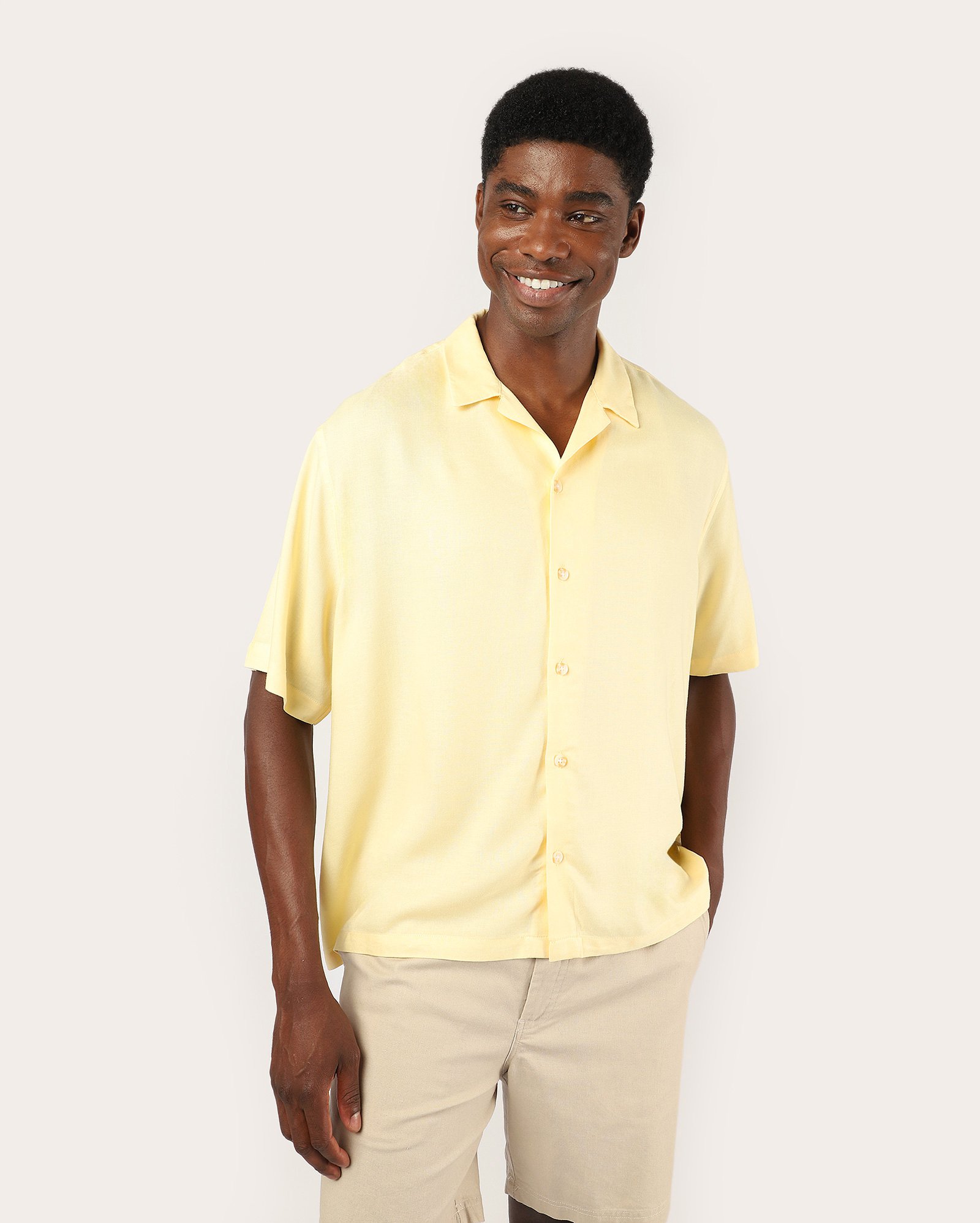 Camisa masculina boxy em viscolinho - amarela