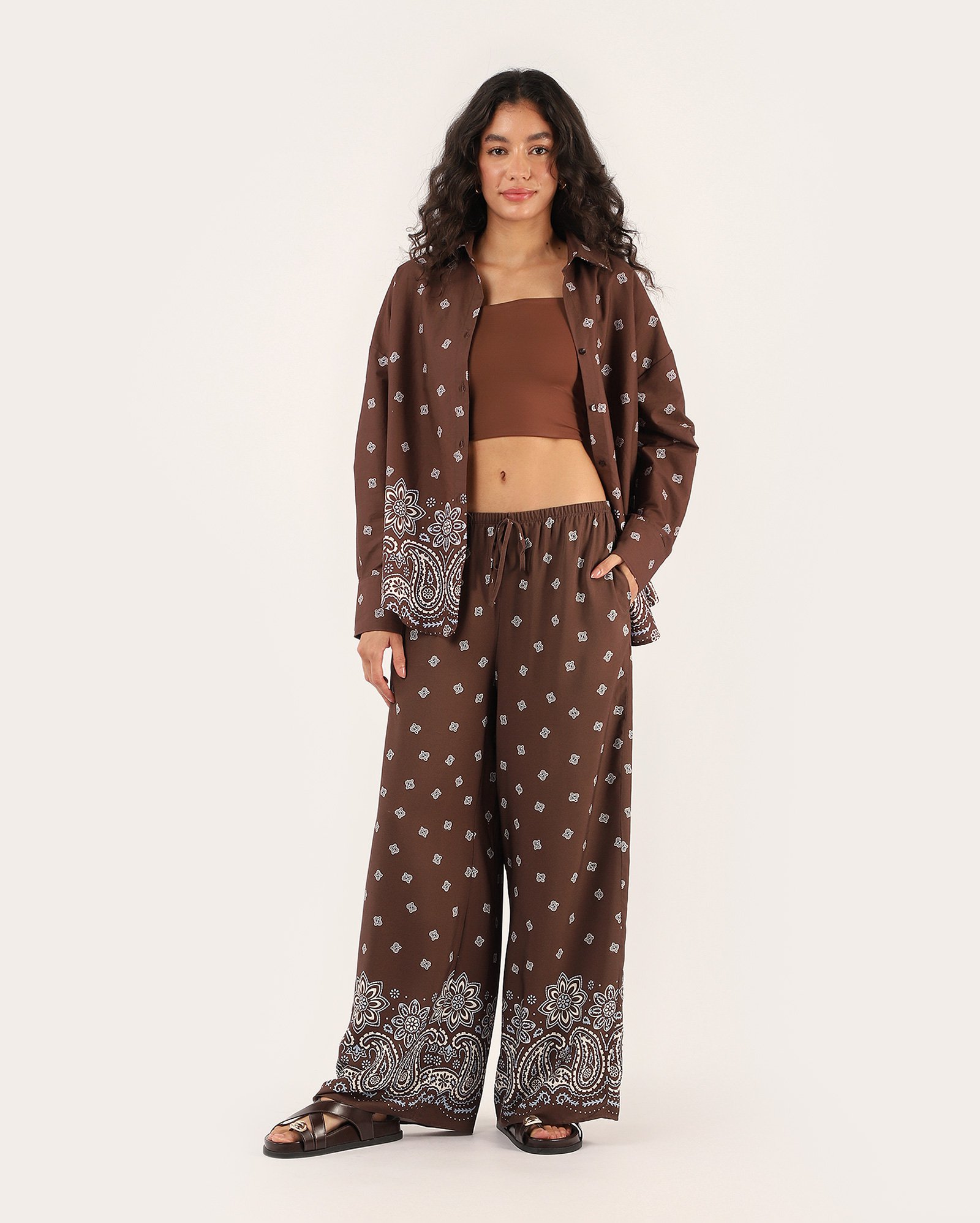 Calça feminina relaxed em viscose - marrom