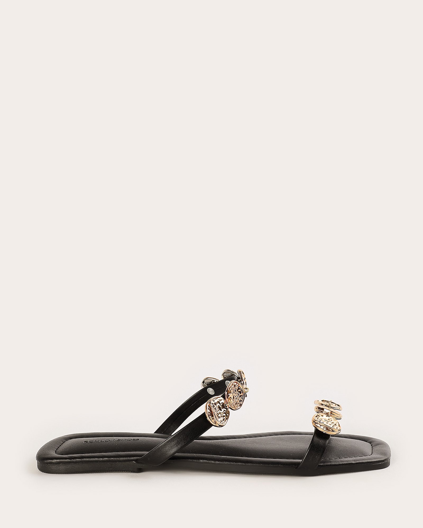 Sandália rasteirinha com detalhes metálicos - Preto