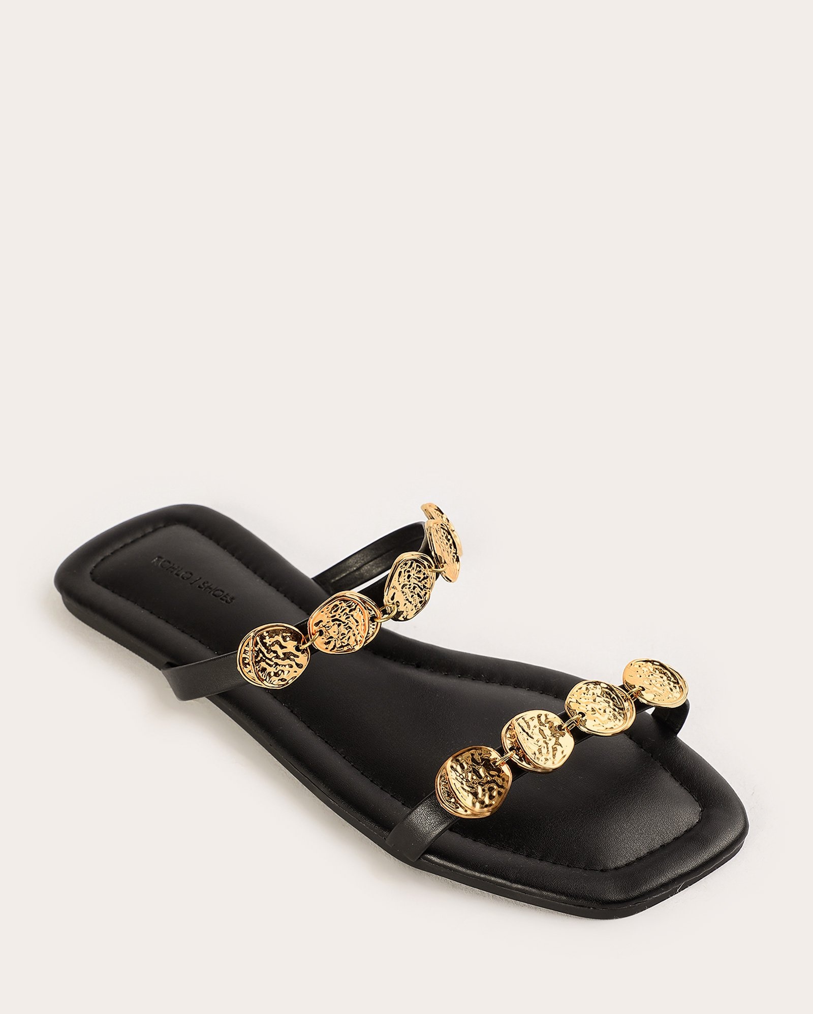 Sandália rasteirinha com detalhes metálicos - Preto