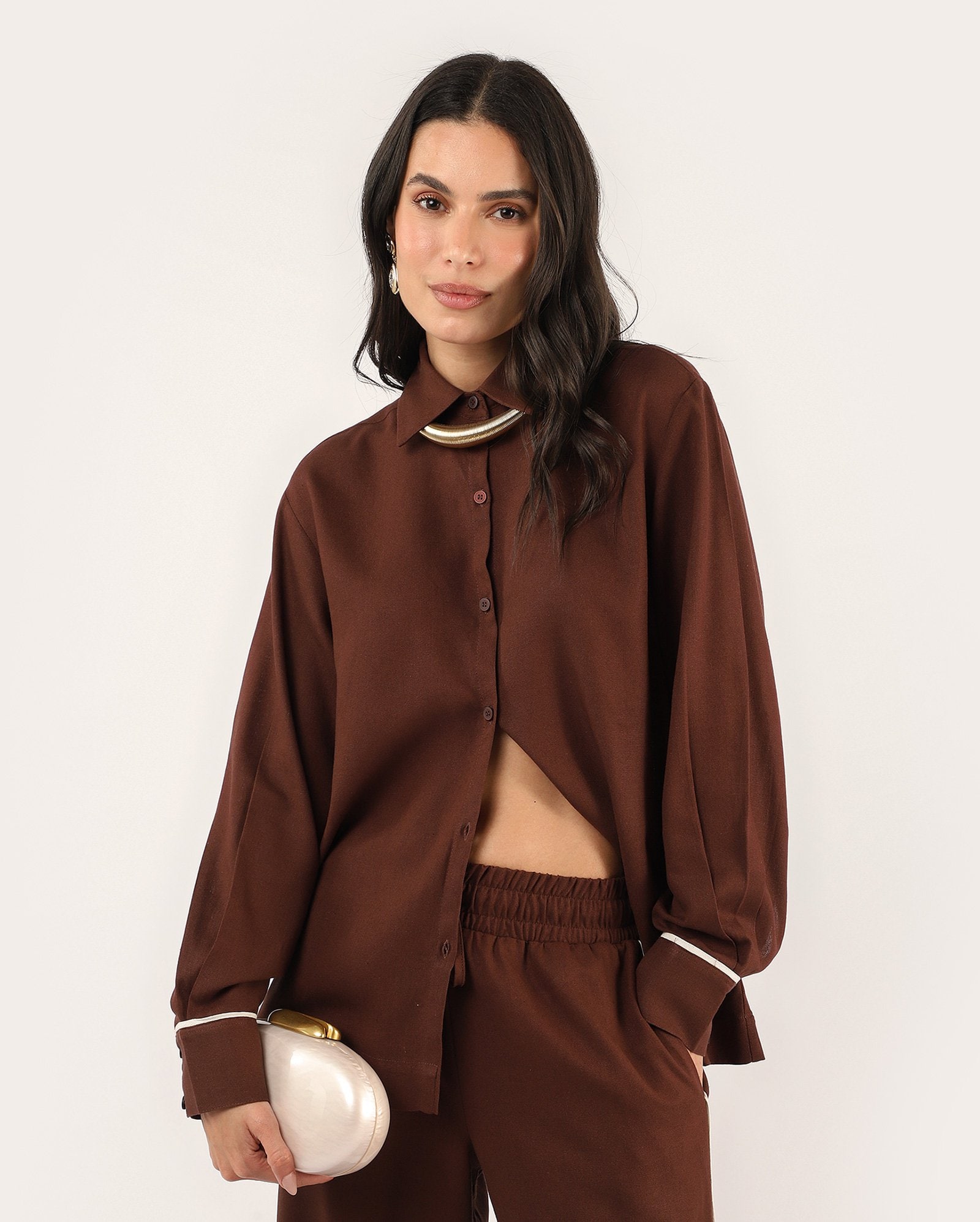 Camisa feminina ampla em viscolinho