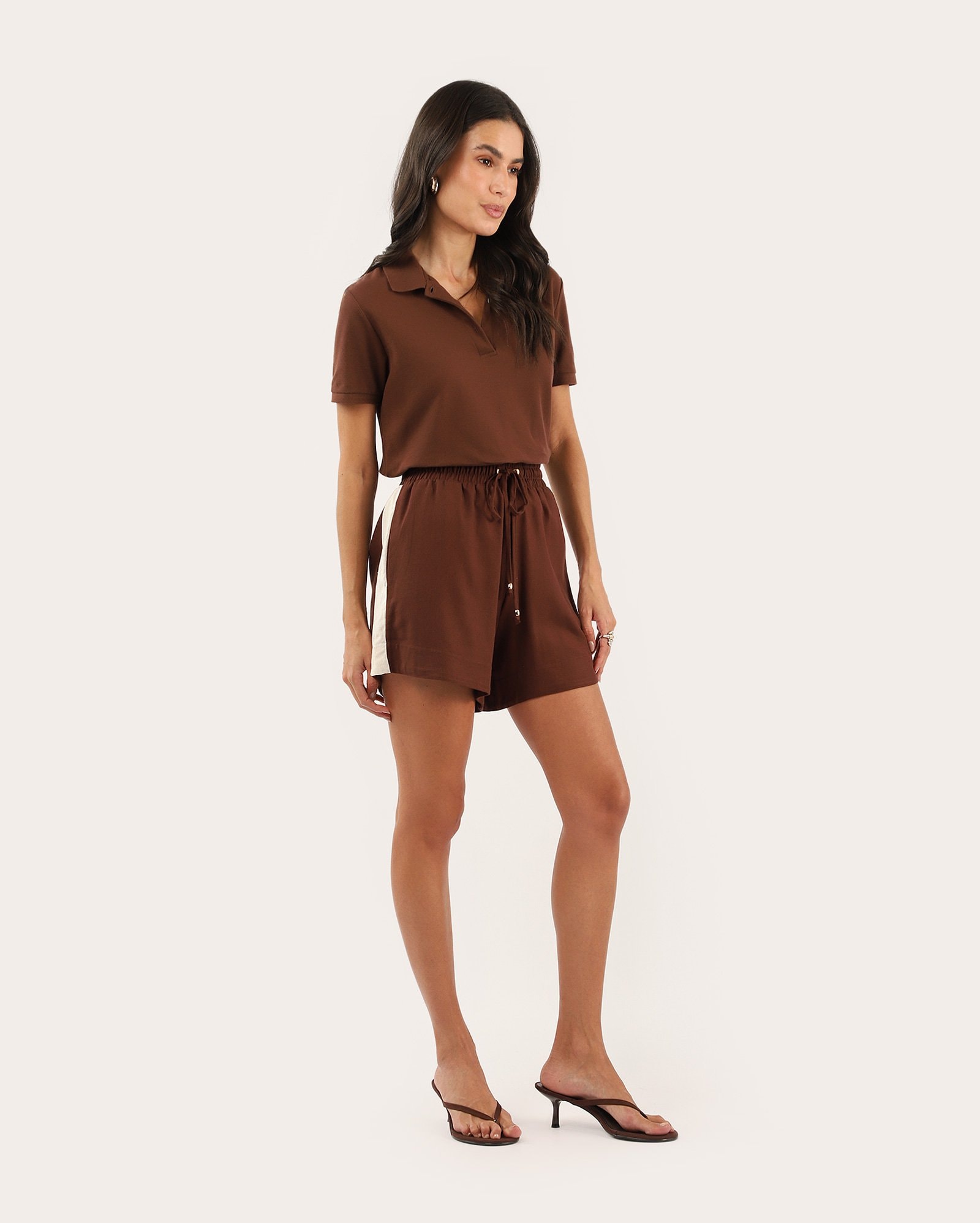 Short feminino em viscolinho faixa lateral - marrom