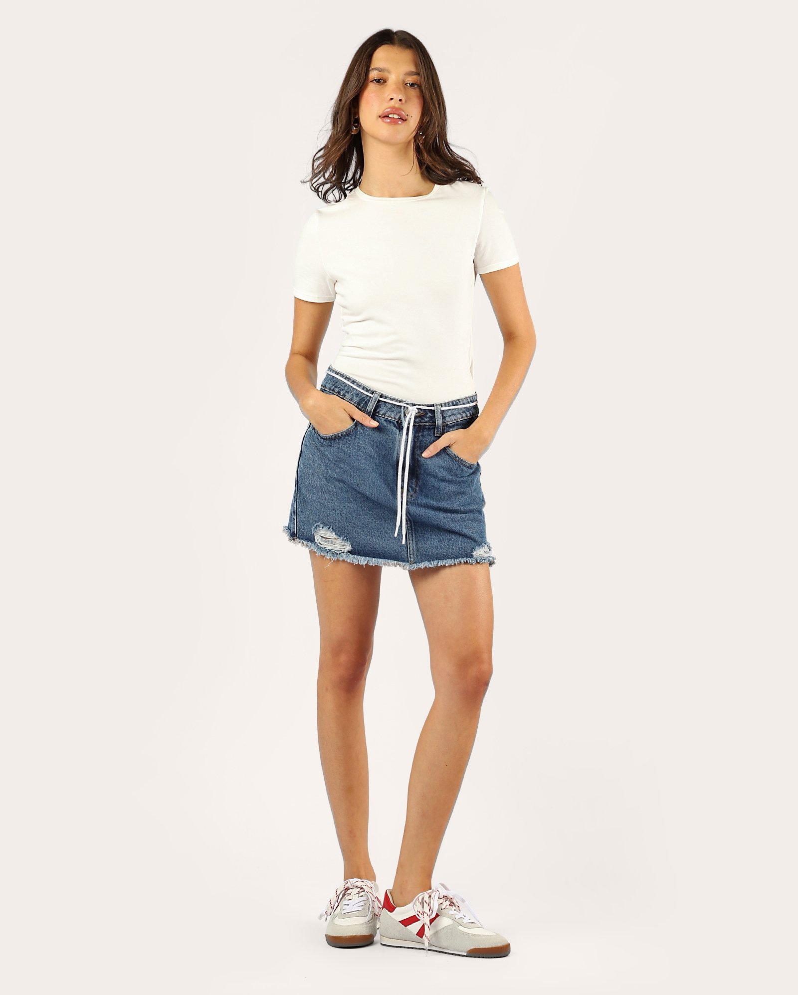 Saia jeans feminina com puídos - denim médio | Pool Jeans