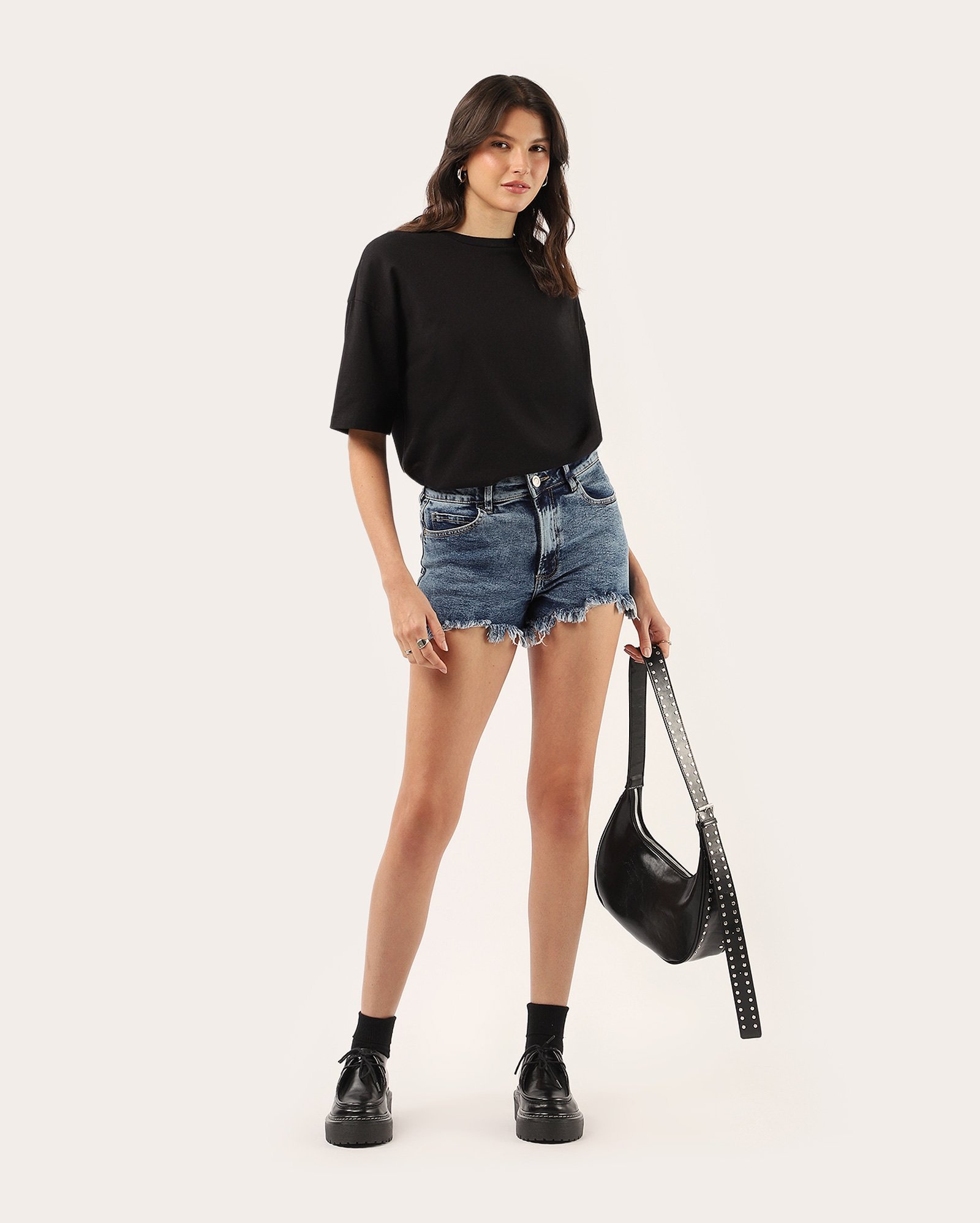 Short jeans feminino barra desfiada - denim médio | Pool Jeans
