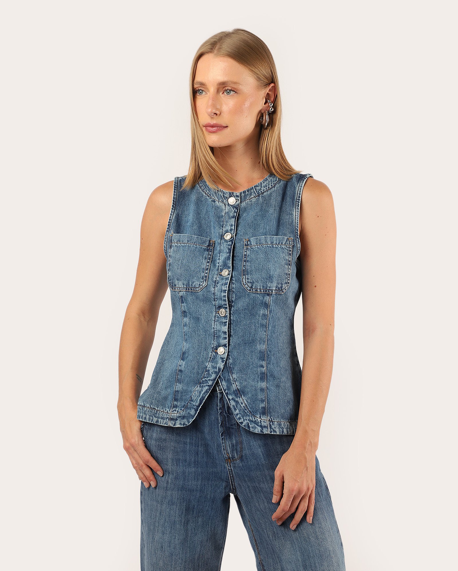 Colete jeans feminino com bolso - denim médio | Pool Jeans
