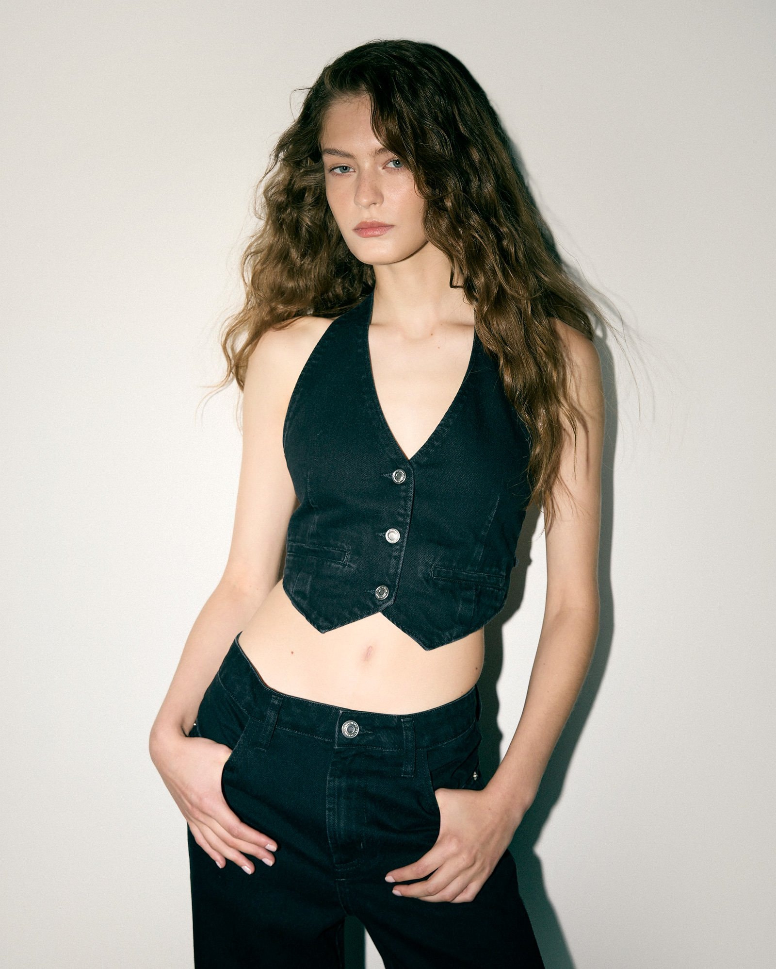Colete jeans cropped frente única - denim escuro | Pool Jeans