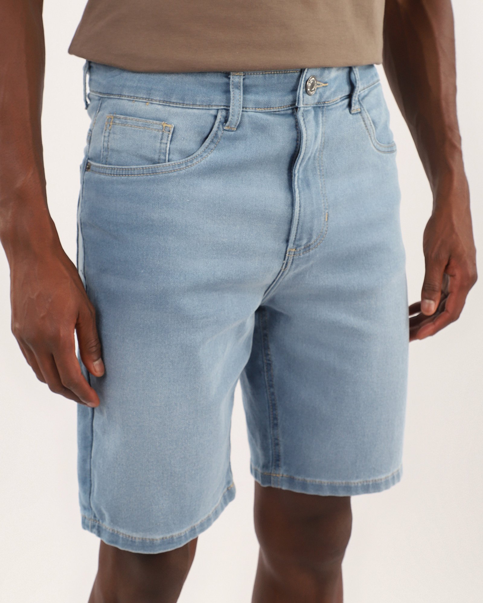 Bermuda jeans masculina Comfy reta - denim claro | Pool Jeans