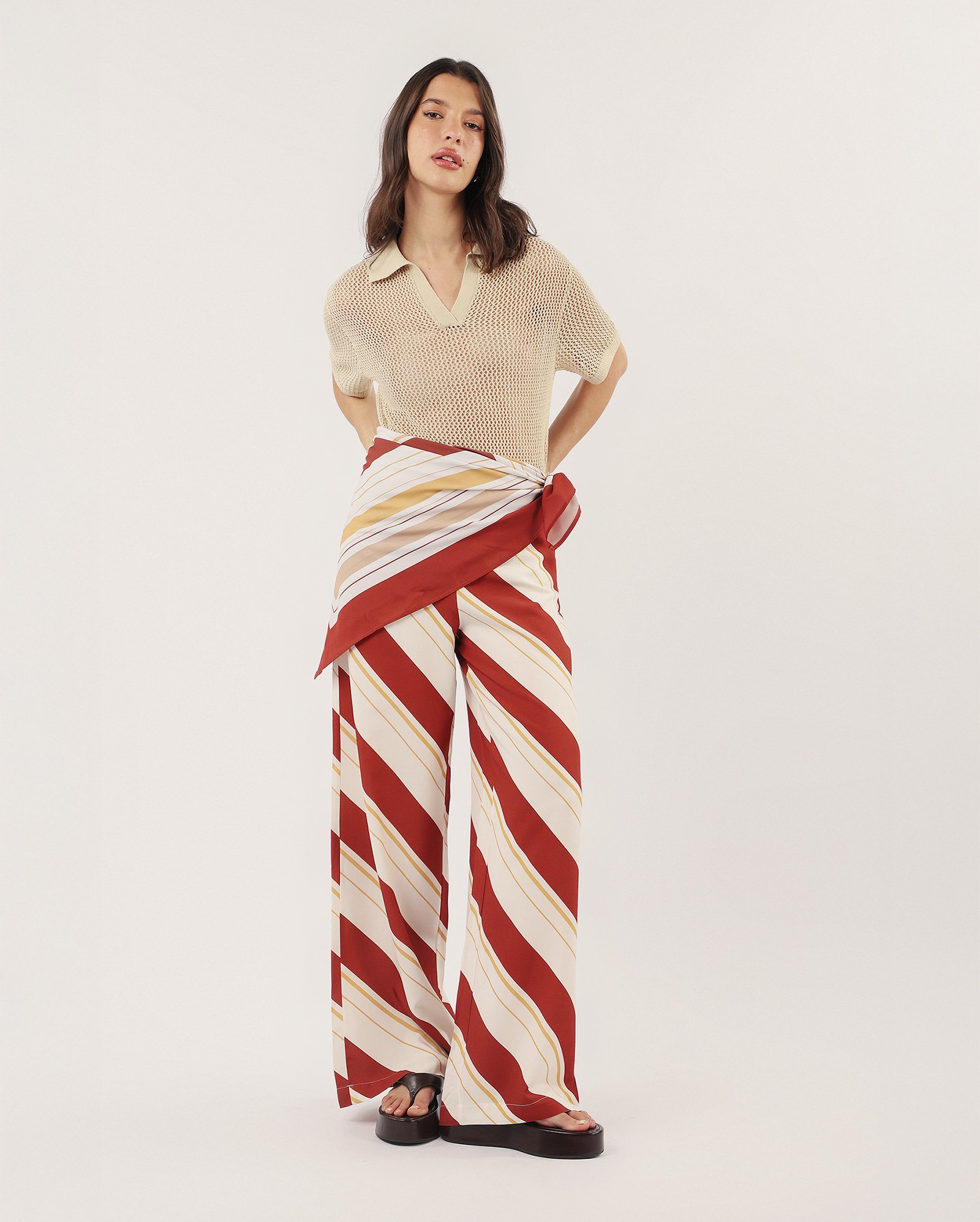 Calça feminina reta em viscose com lenço - bege