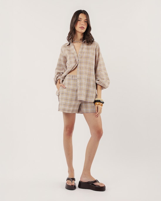 Short feminino alfaiatado xadrez - bege