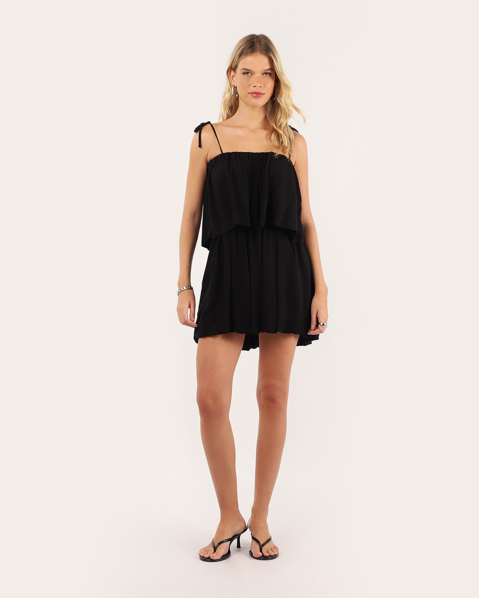 Vestido curto balonê com babados - preto
