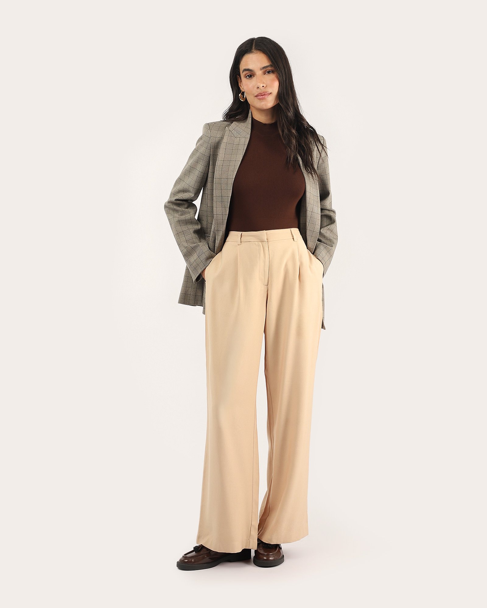 Calça feminina reta de alfaiataria com pregas - Bege