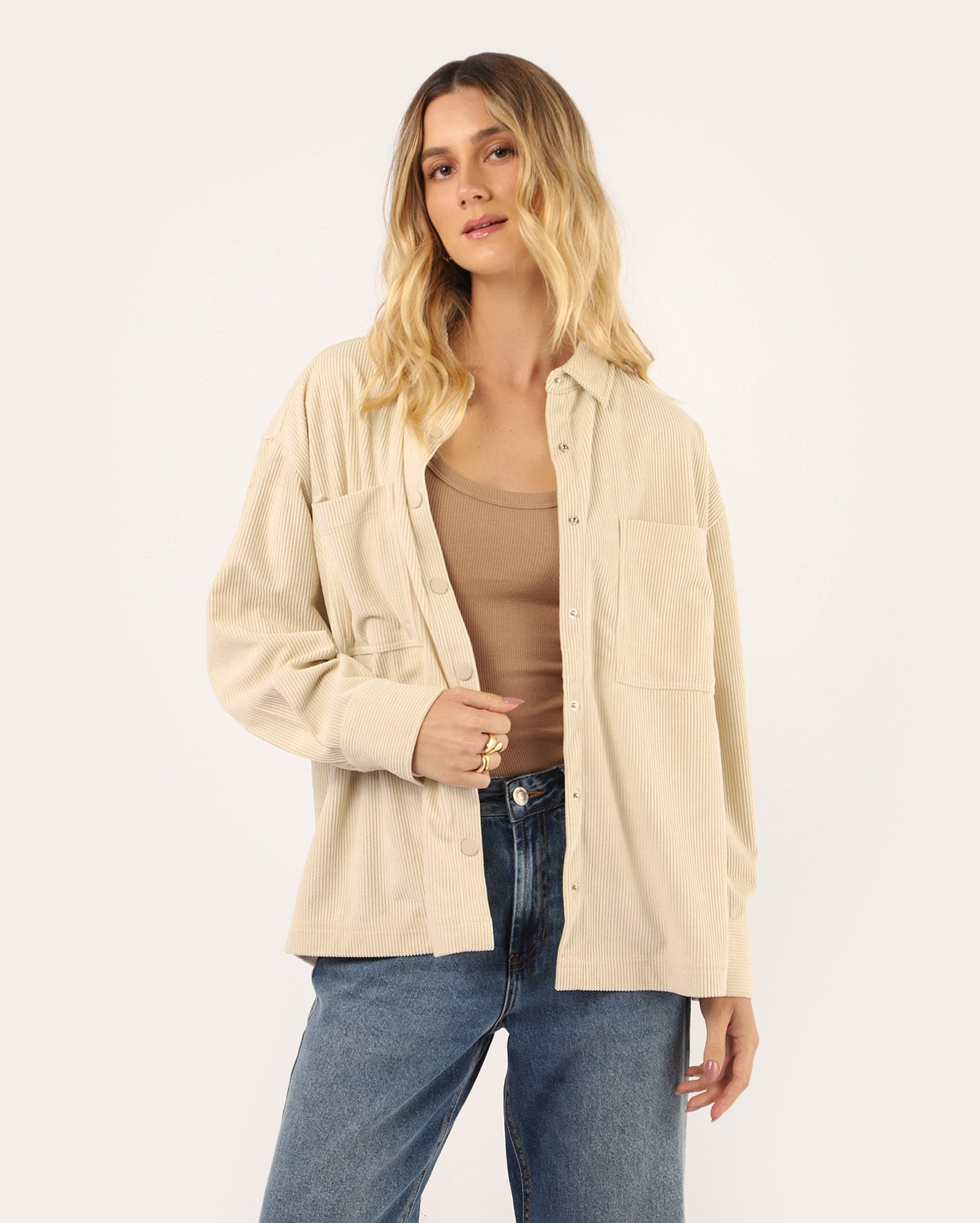 Overshirt feminina cotelê com bolsos - bege