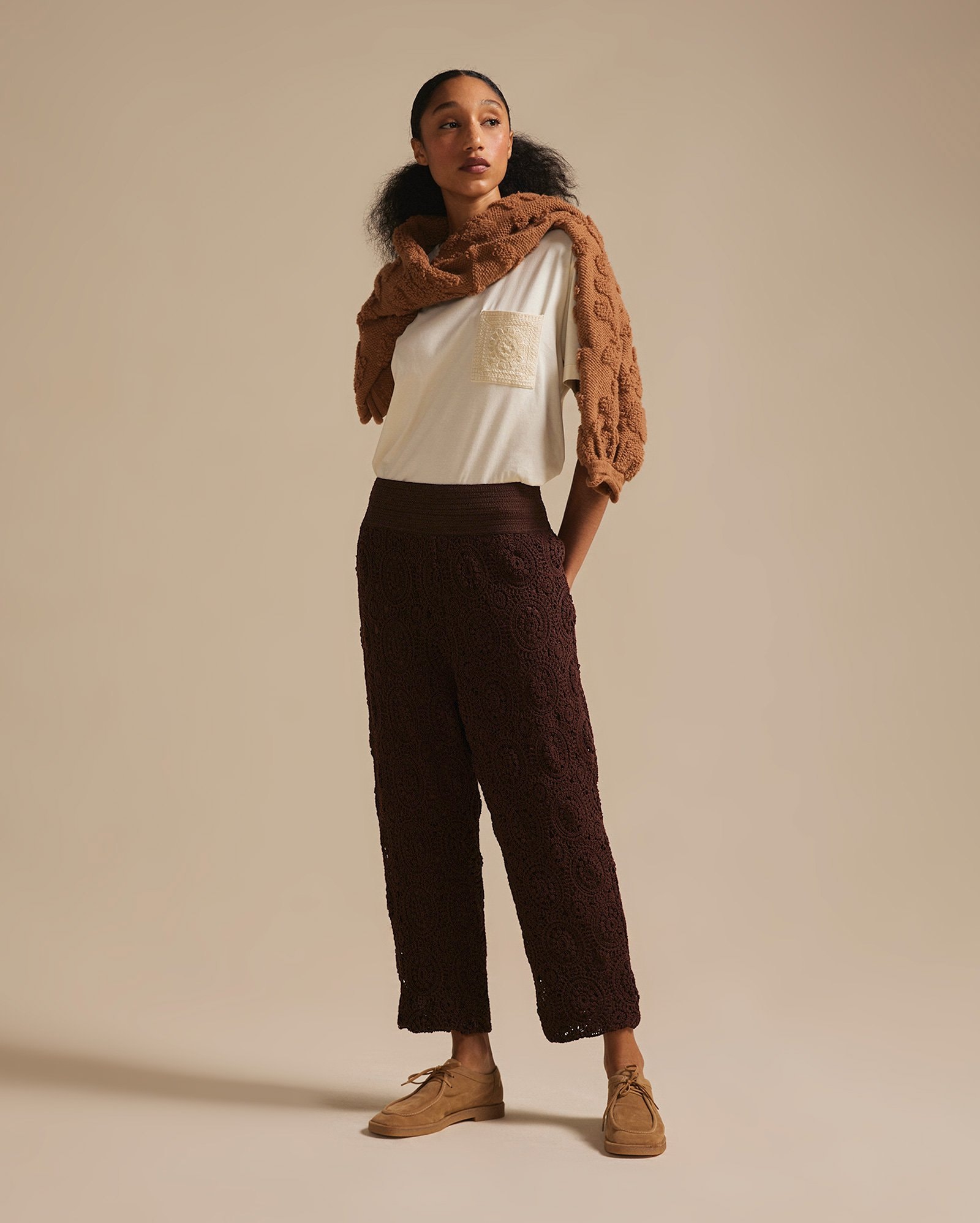 Calça feminina reta em crochê A. Niemeyer - marrom