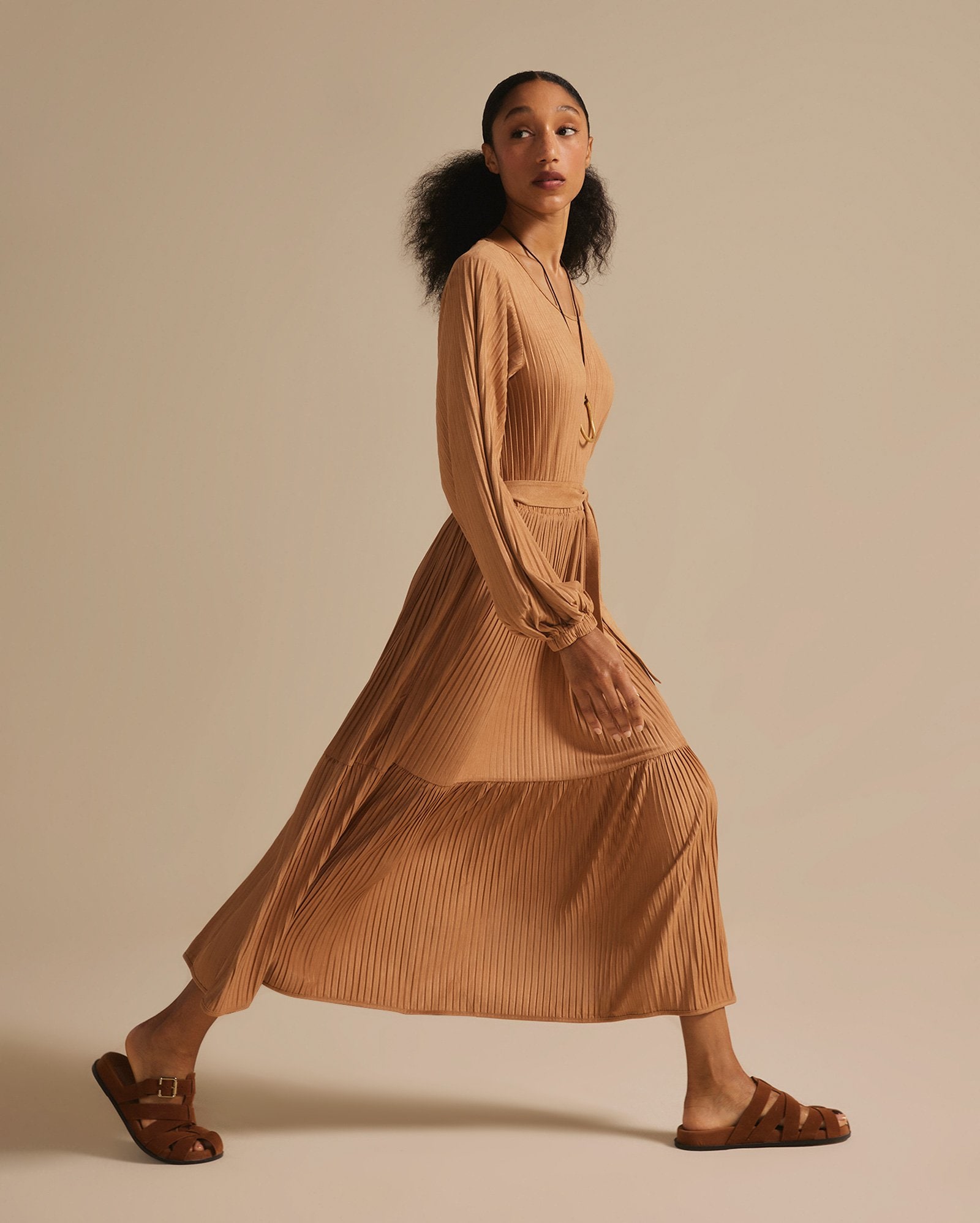 Vestido midi suede plissado A. Niemeyer - marrom