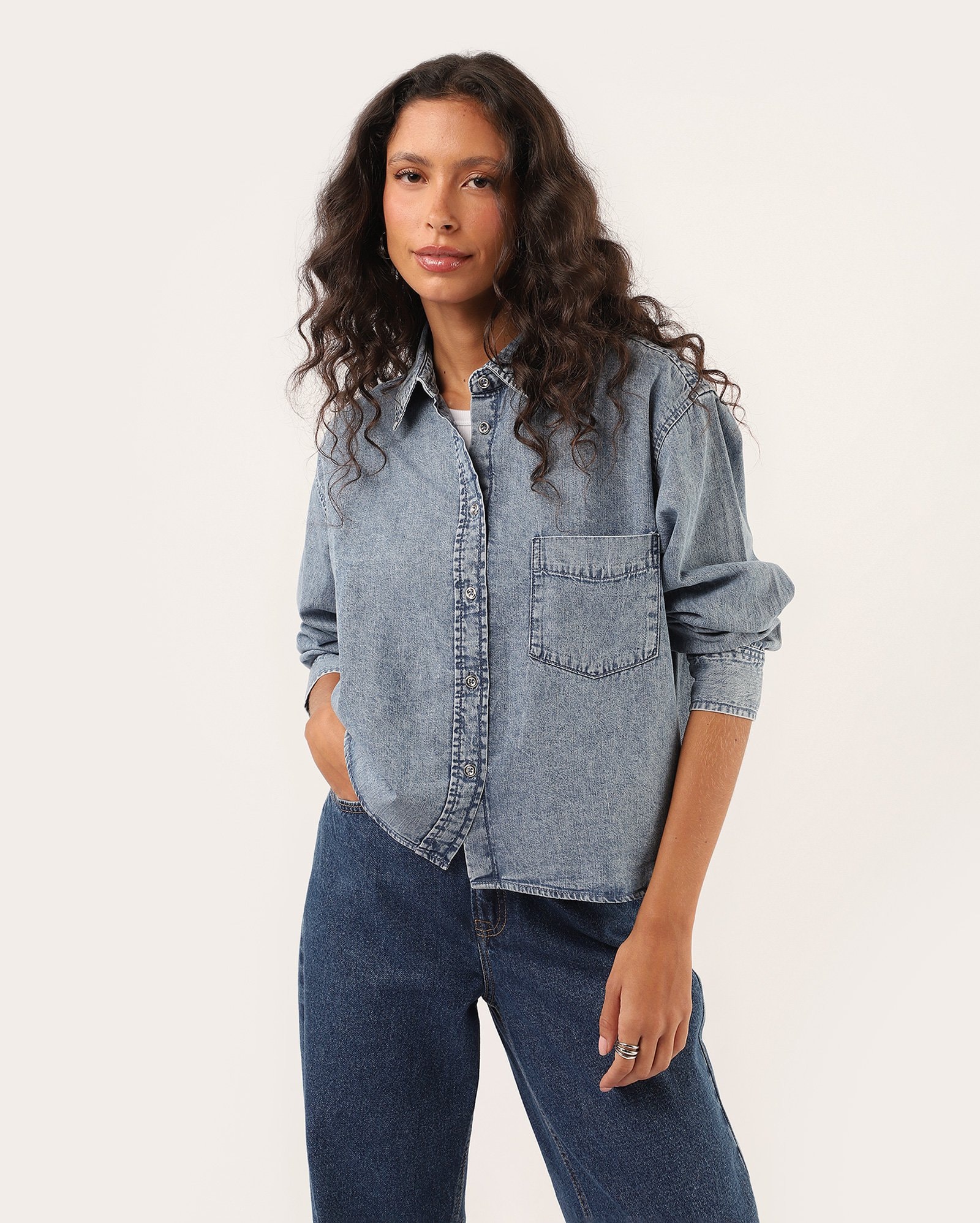 Camisa jeans feminina com bolso - denim médio | Pool Jeans