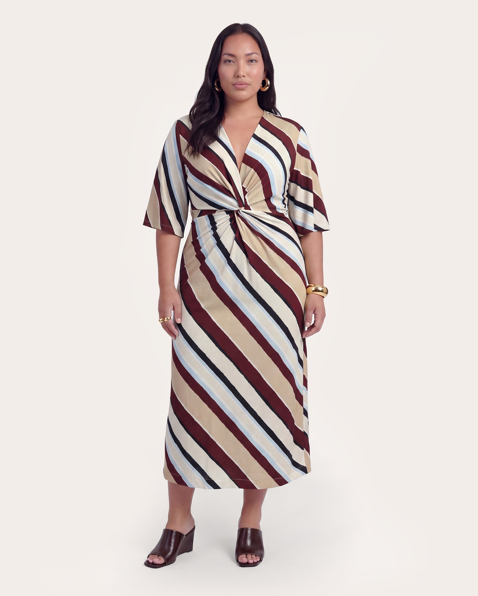 Vestido plus size midi transpassado em viscose - multicor