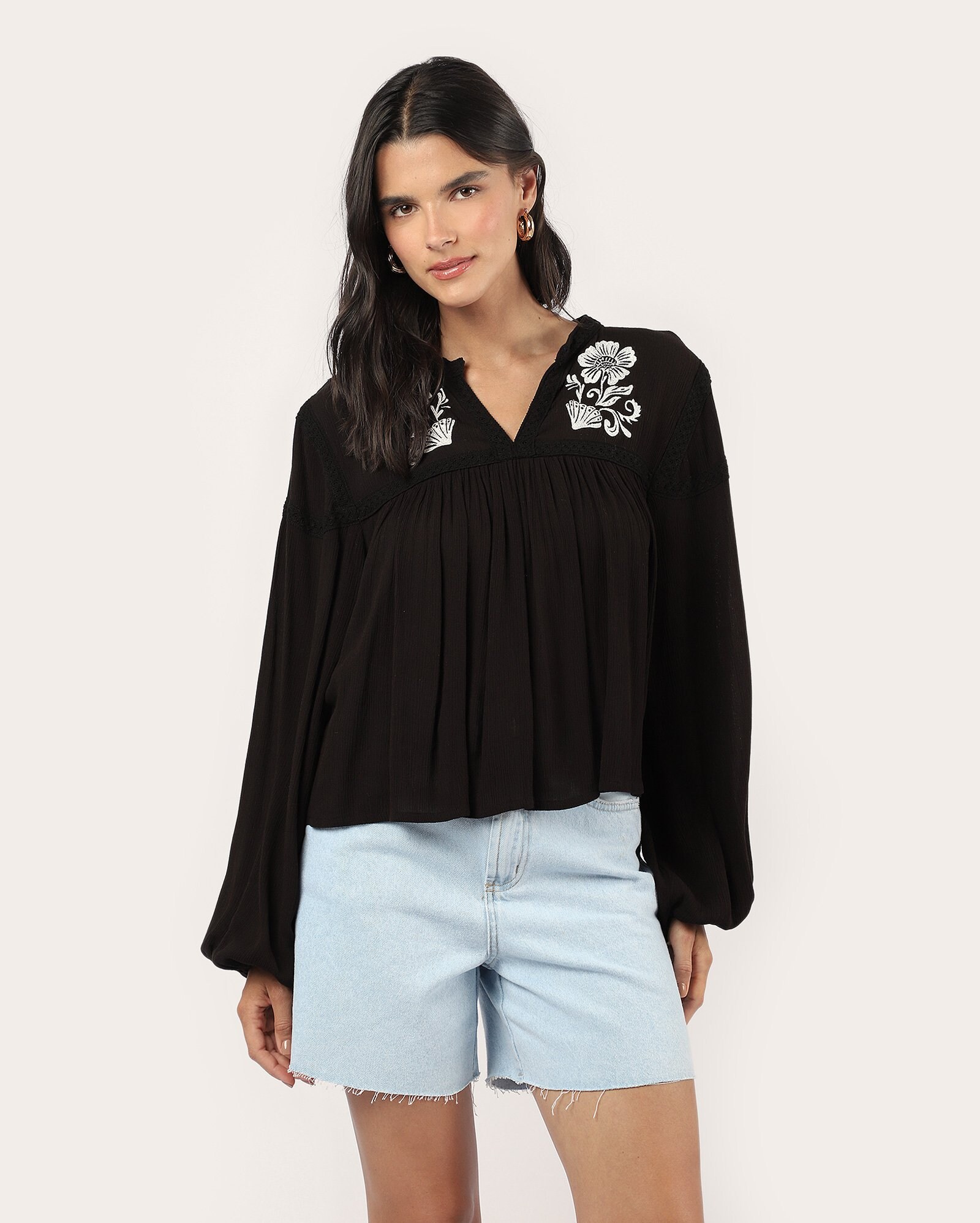 Bata feminina bordada em viscose - preta