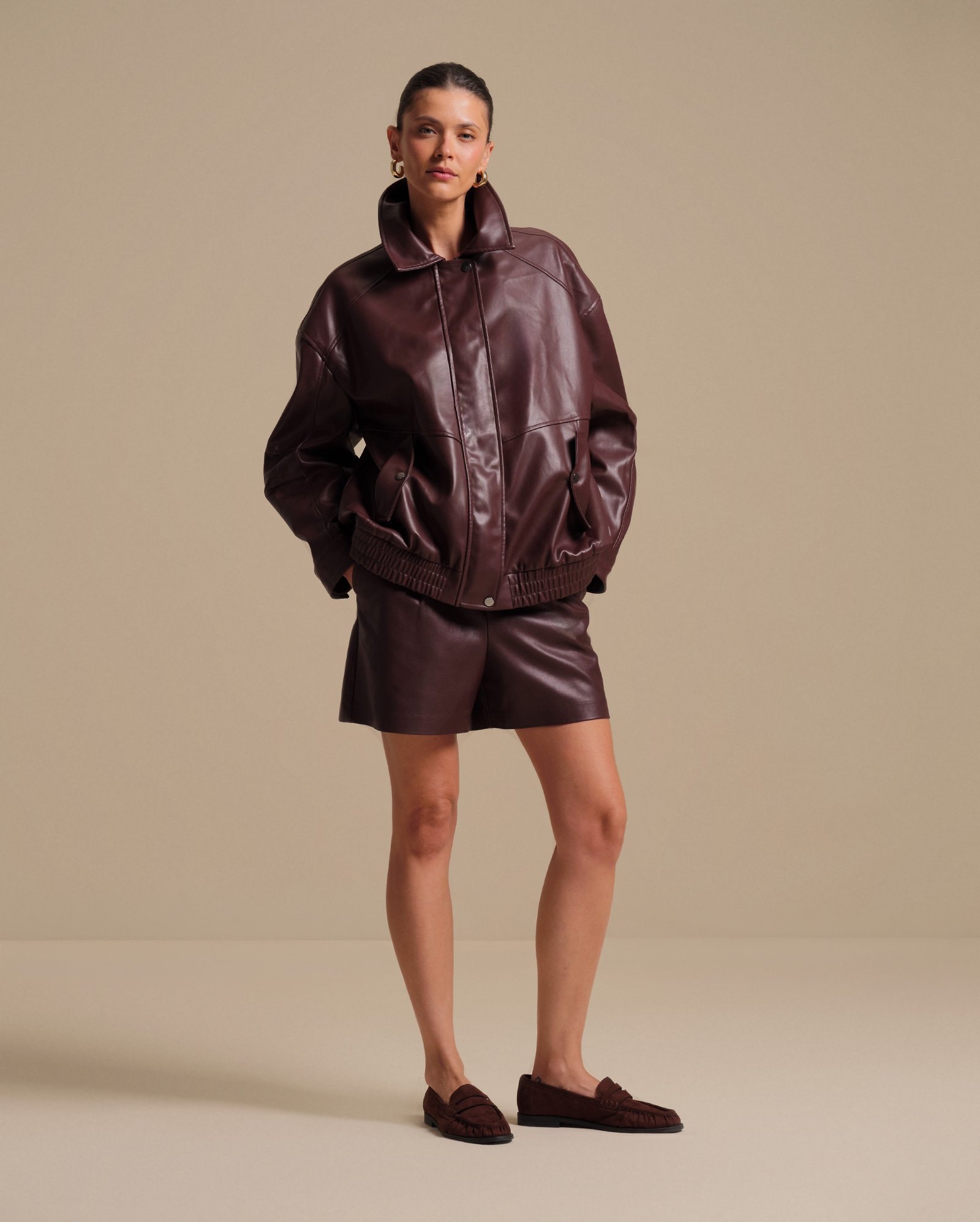 Short feminino em poliuretano com pregas - vinho
