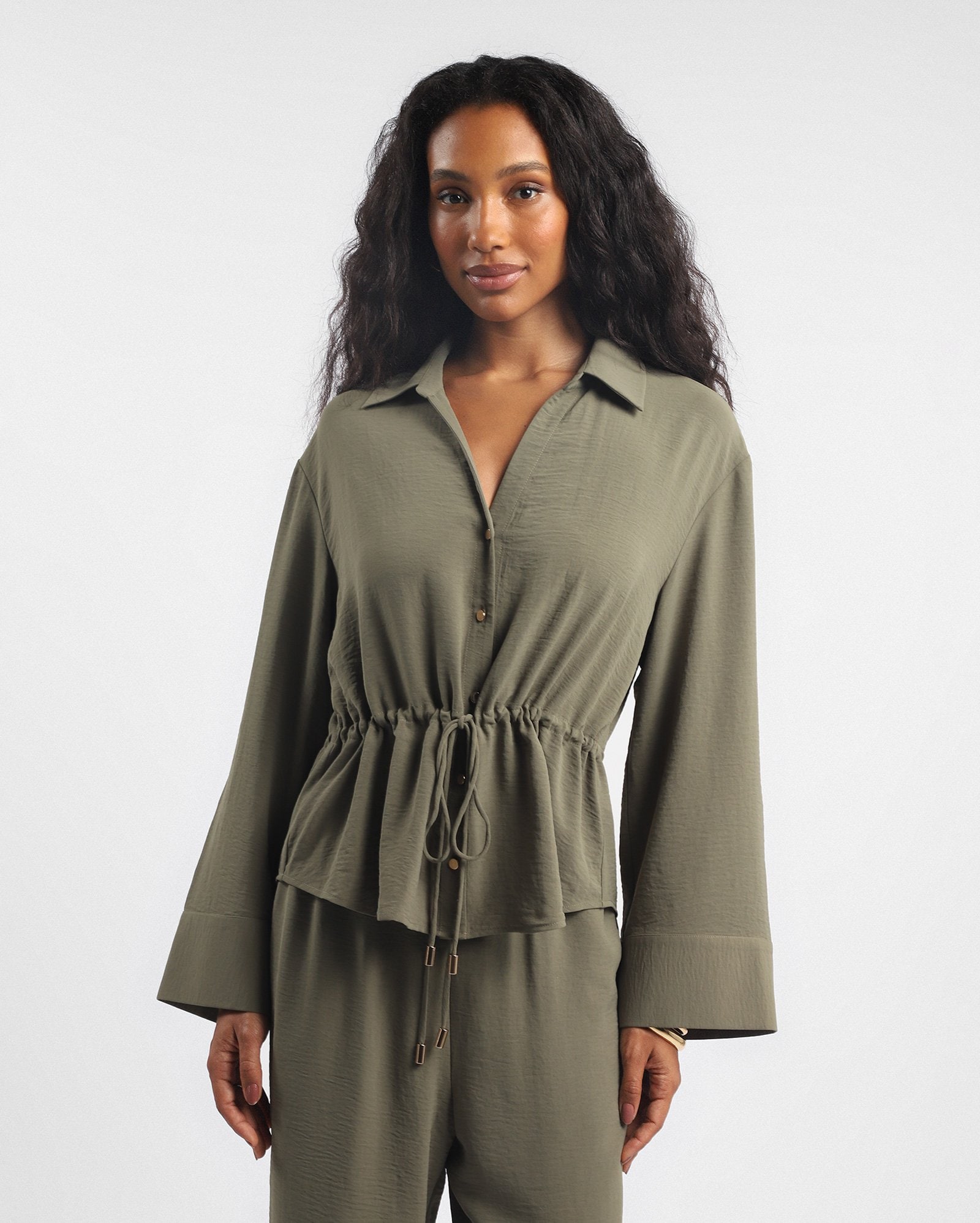 Camisa feminina alongada crepe - Verde Musgo