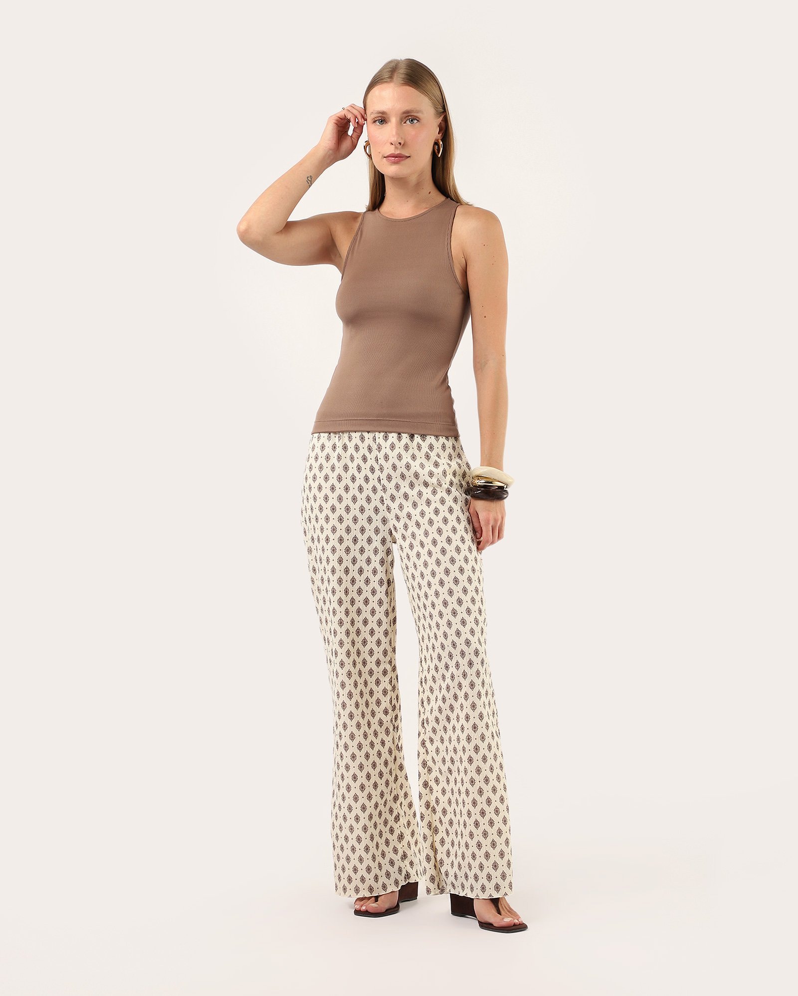 Calça feminina pantalona texturizada estampada - bege
