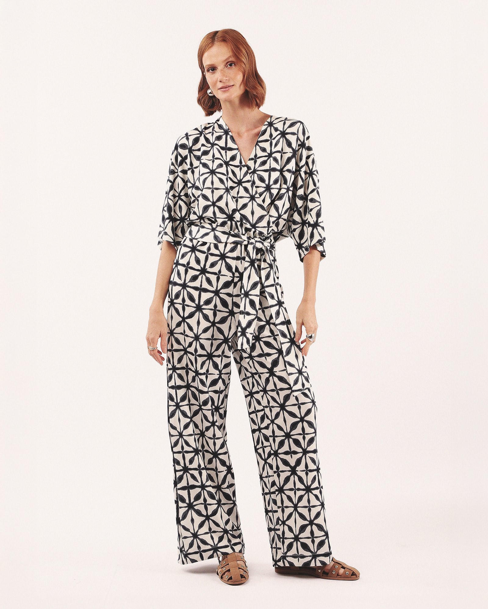 Macacão feminino com viscose e amarração - off-white