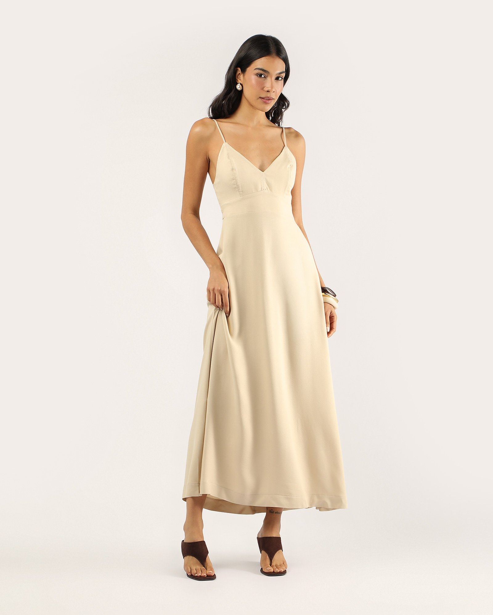 Vestido midi evasê com lastex - bege