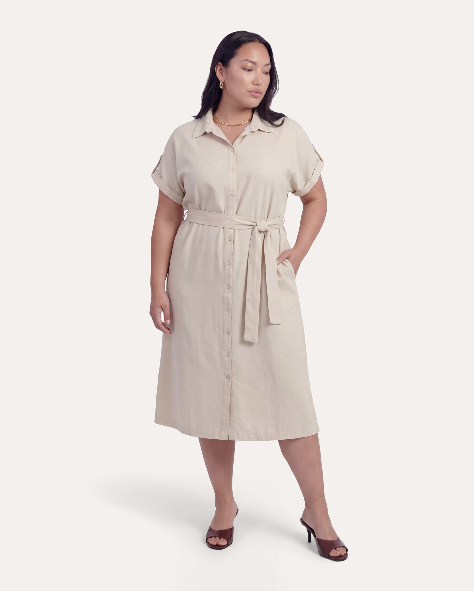 Chemise plus size midi em viscolinho com faixa de amarrar - bege