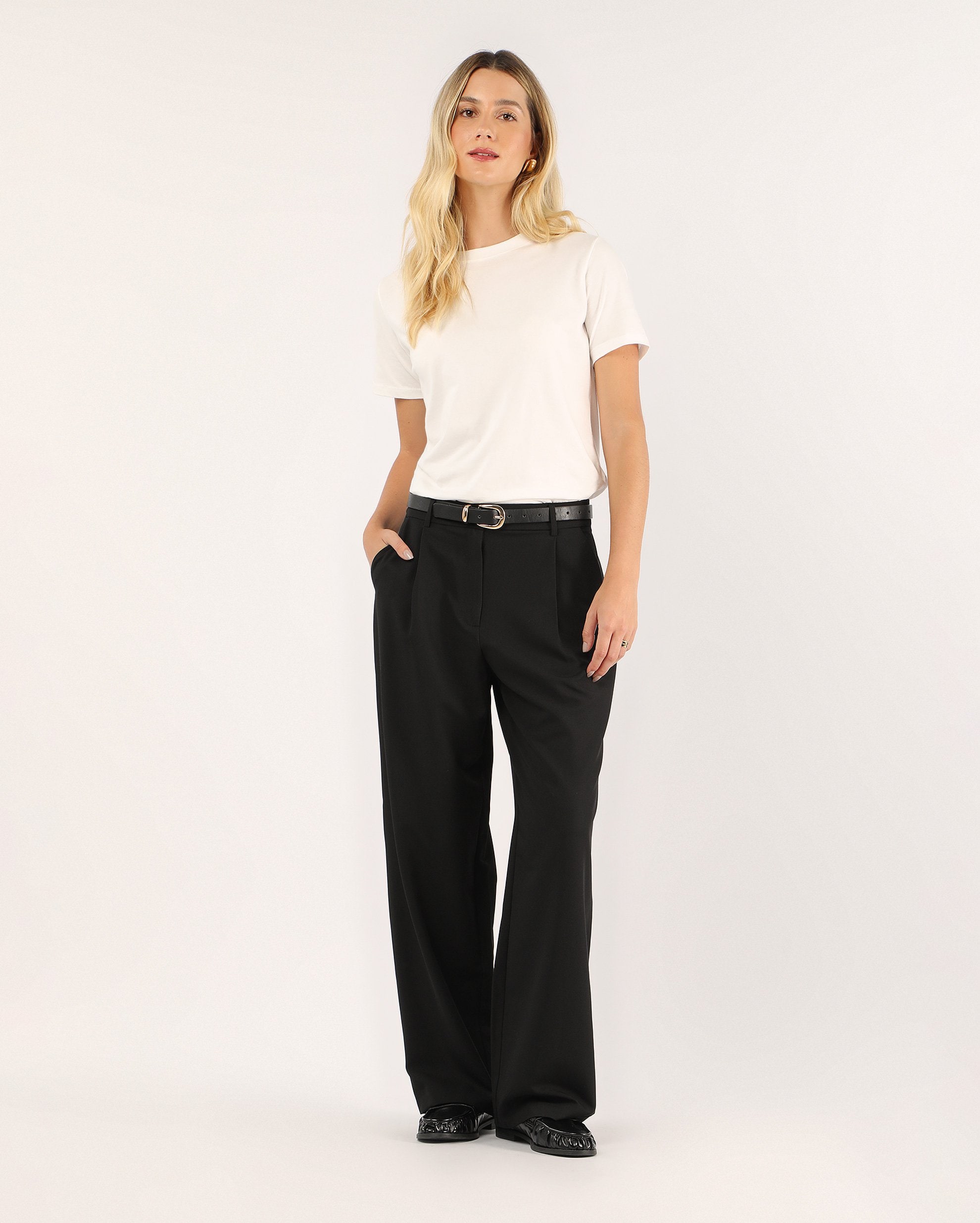 Calça feminina de alfaiataria reta com pregas - preta
