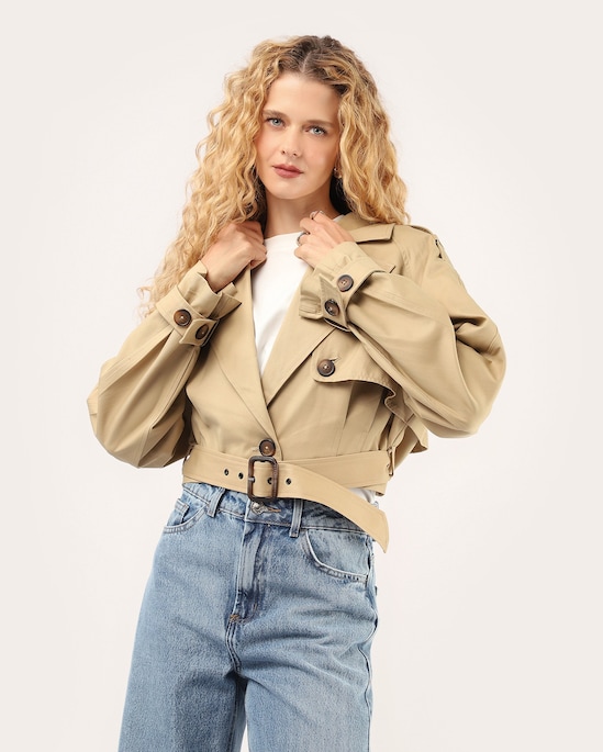 Trench coat feminino cropped com fivela - bege