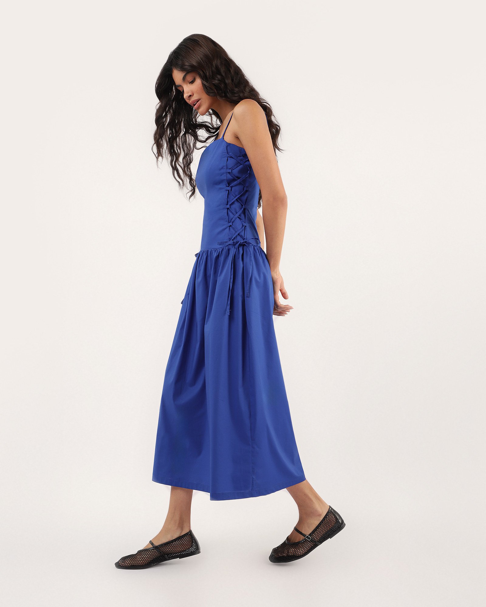 Vestido midi cintura baixa com laço - Azul