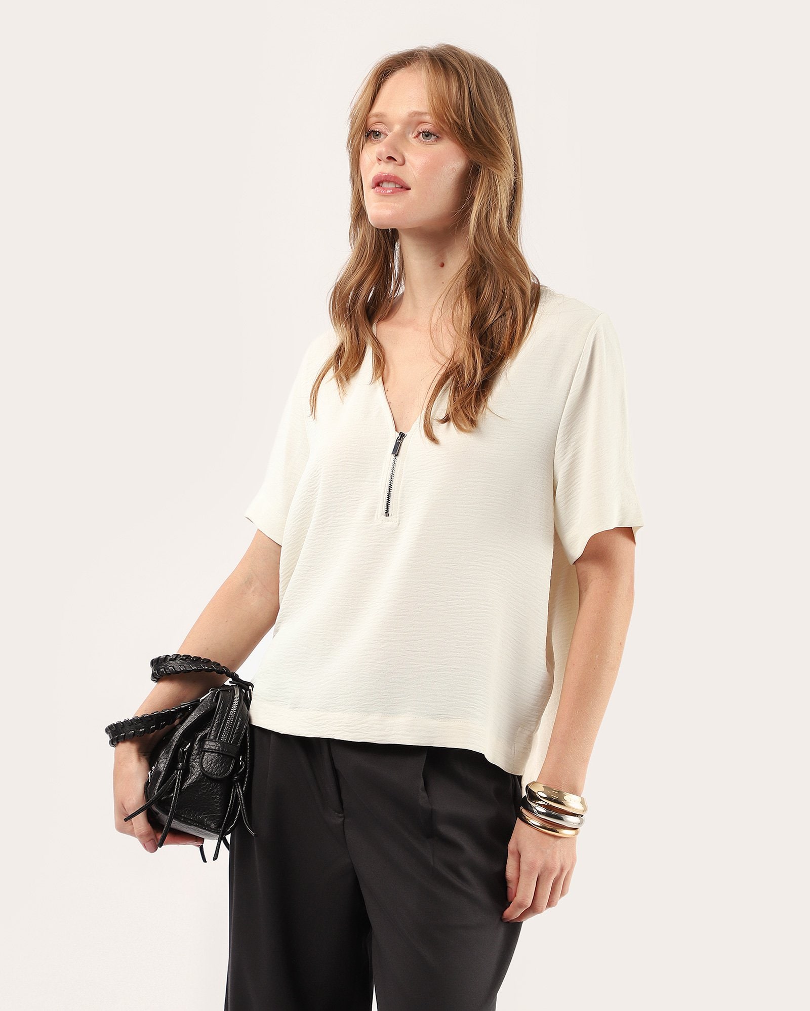 Blusa feminina decote V com zíper - off-white