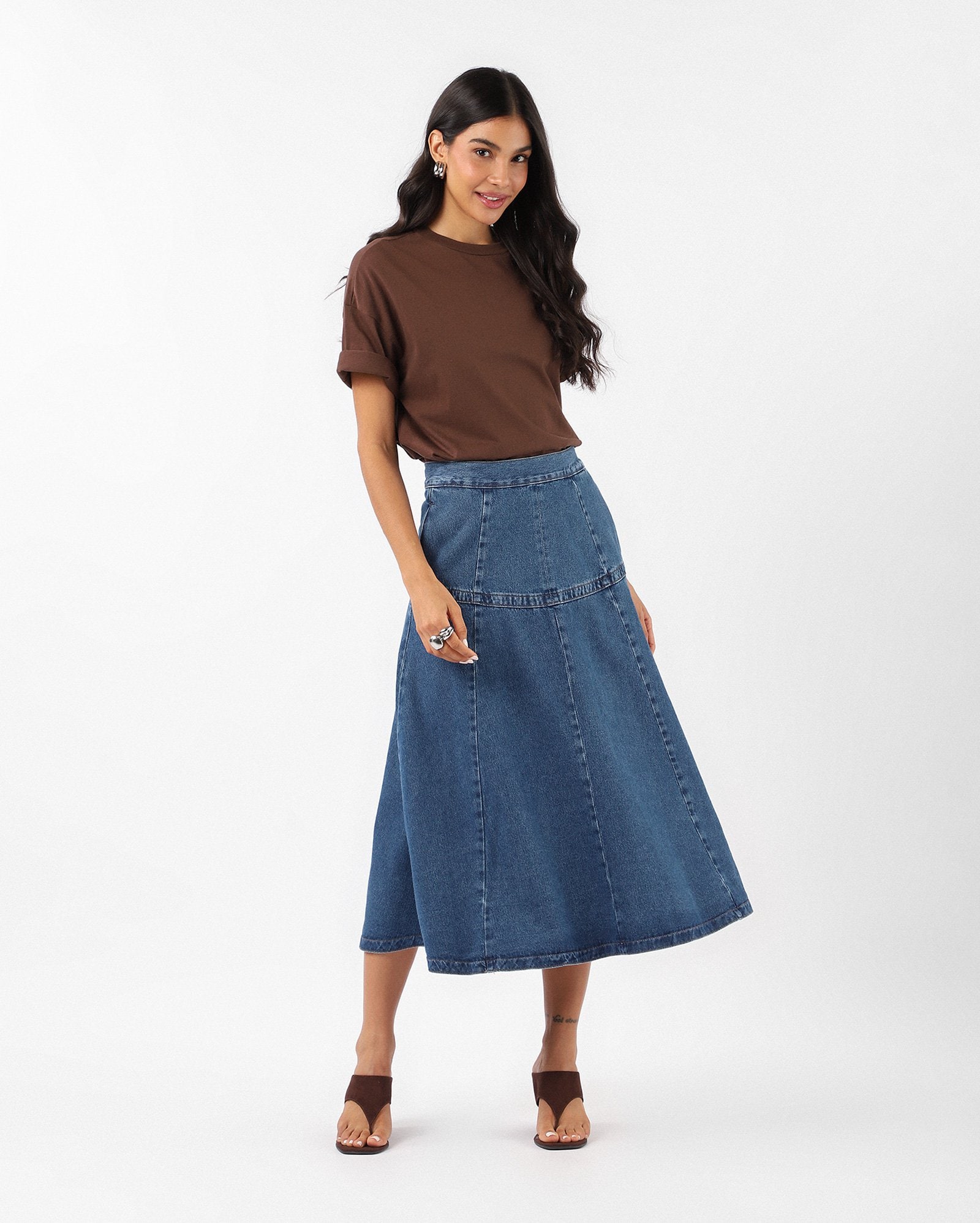 Saia jeans midi evasê - denim escuro | Pool Jeans