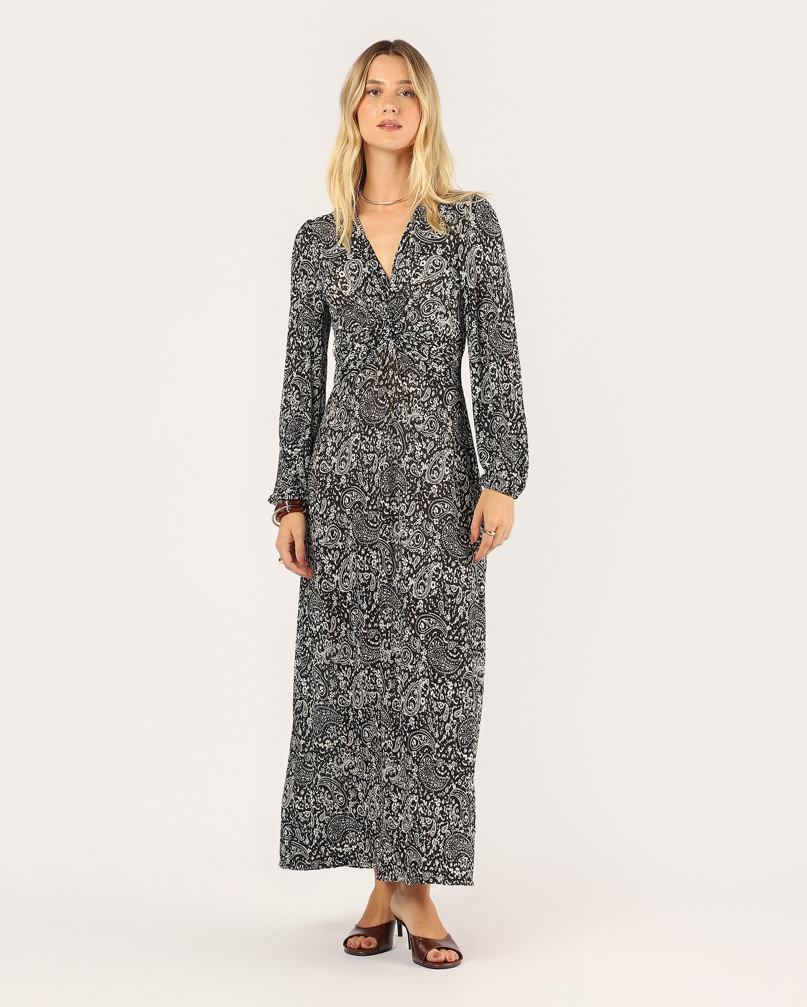 Vestido longo evasê floral com nó frontal - preto