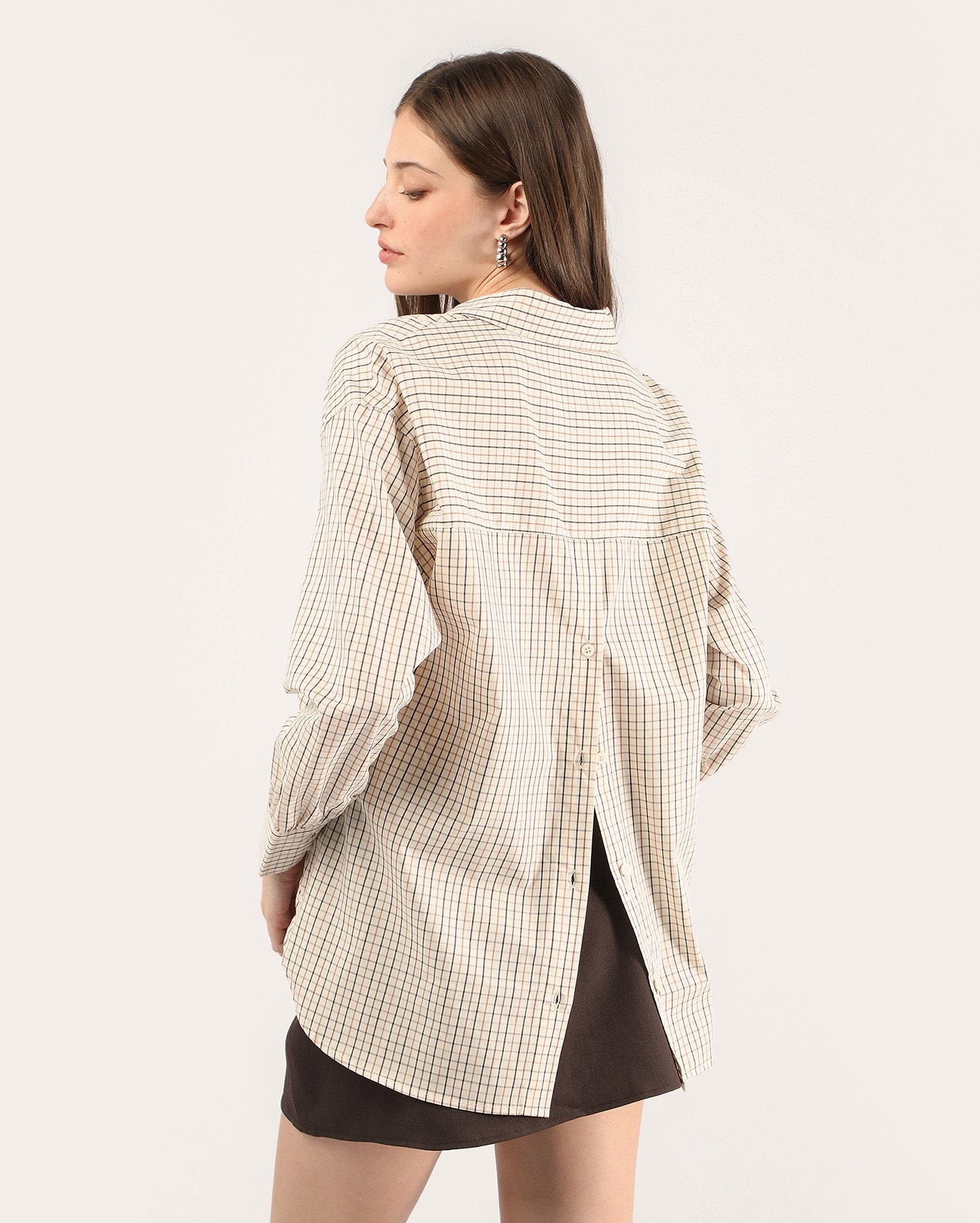 Camisa feminina regular xadrez com bolso - Bege Claro