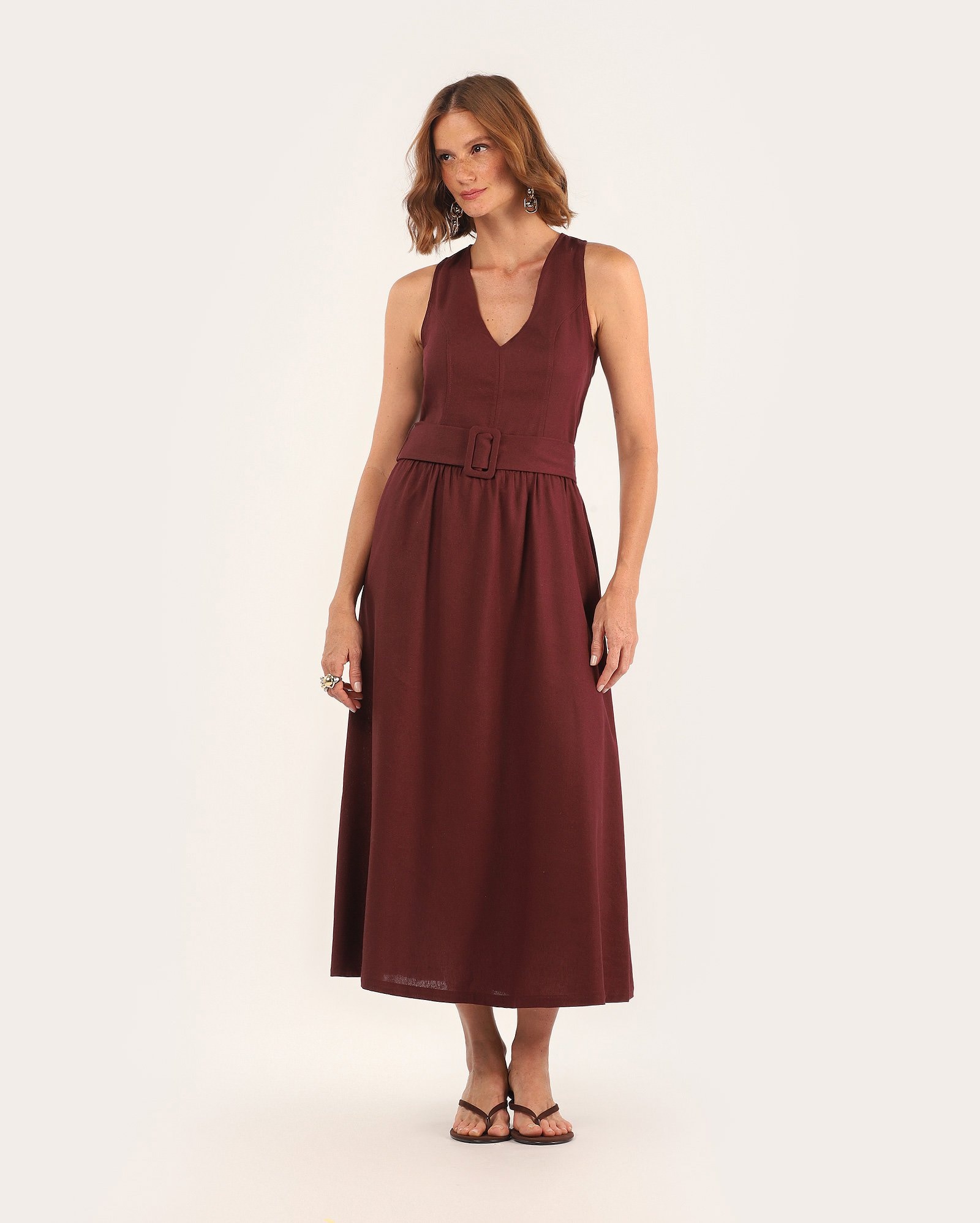 Vestido midi viscolinho alfaiatado com cinto – vinho