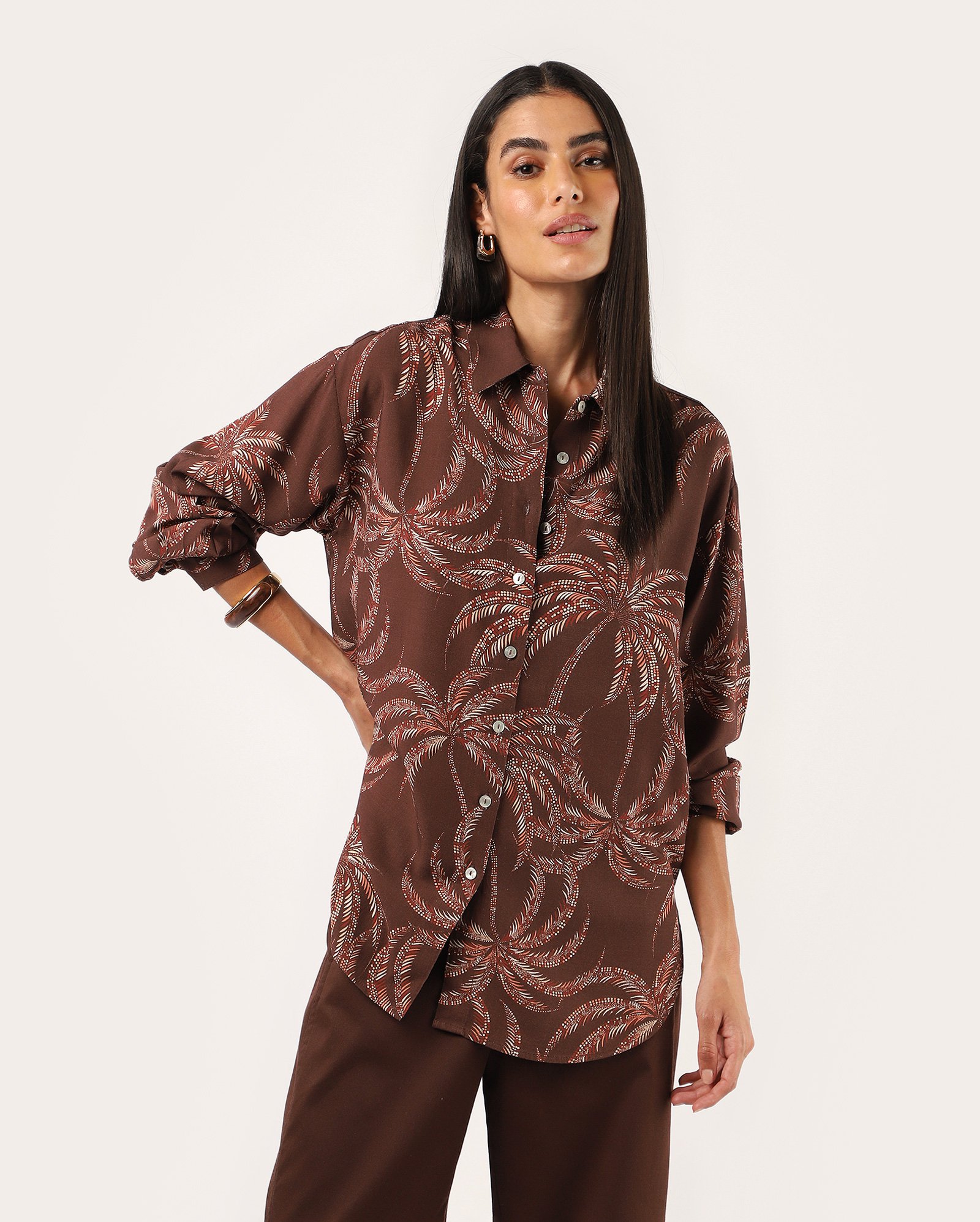 Camisa feminina manga longa estampada – marrom