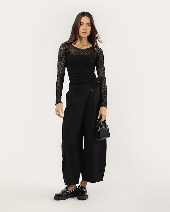 Blusa feminina ajustada em renda - preta