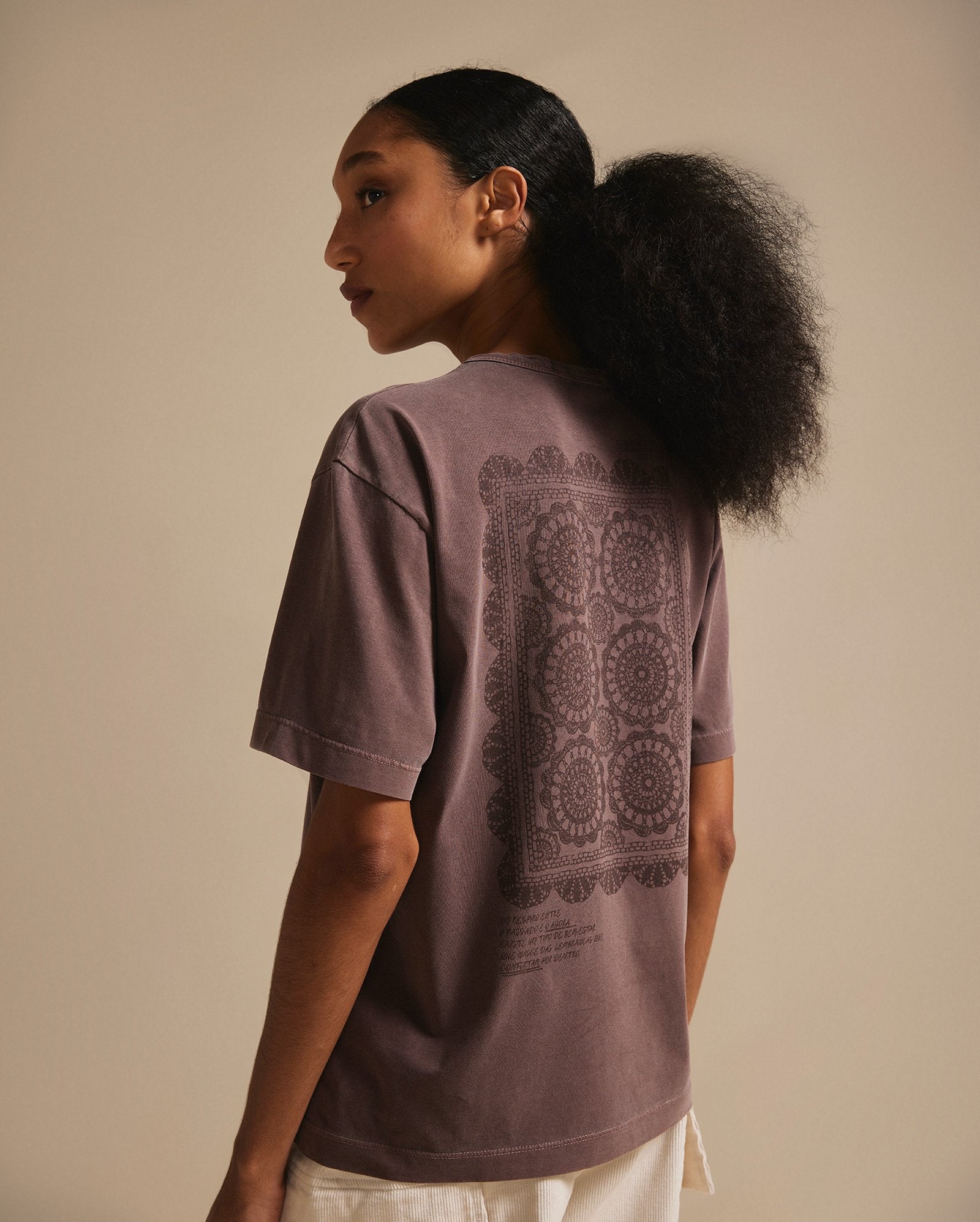 Camiseta feminina T-shirt mandalas A. Niemeyer - marrom