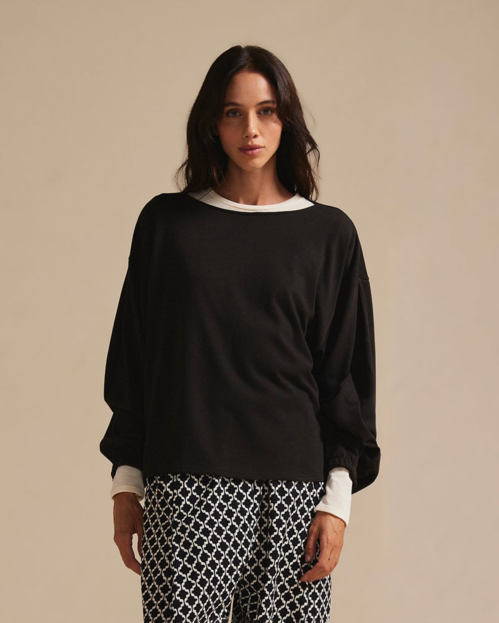 Blusa feminina ampla decote canoa A. Niemeyer - Preto