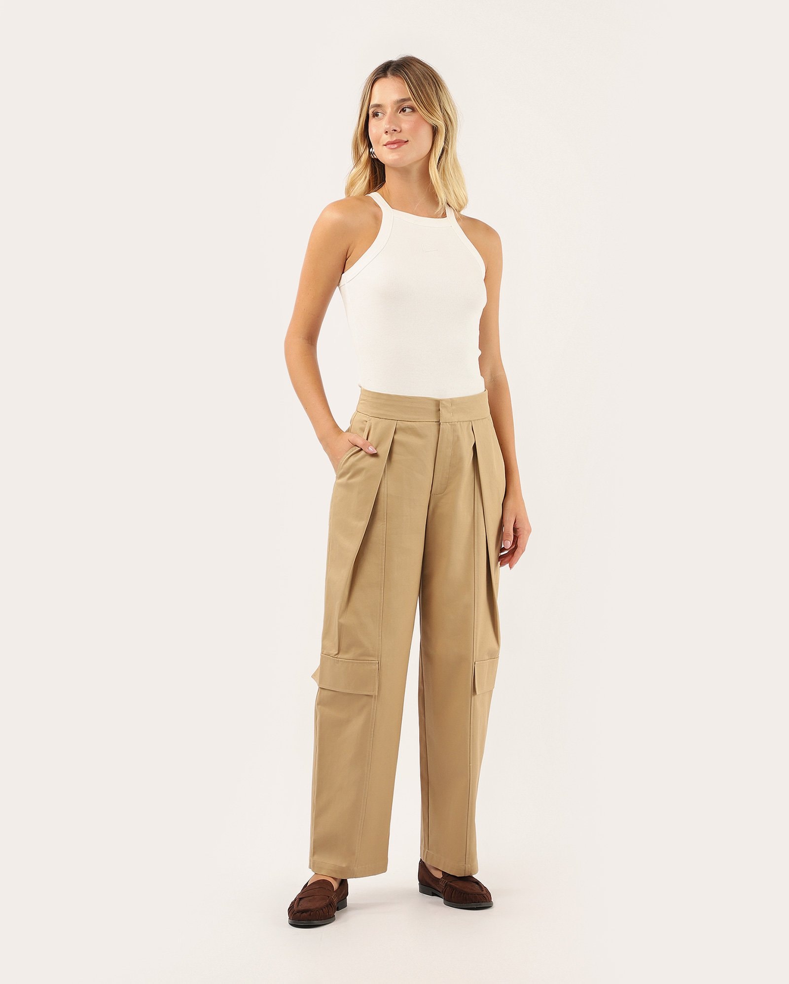 Calça feminina cargo com pregas alongadas - bege