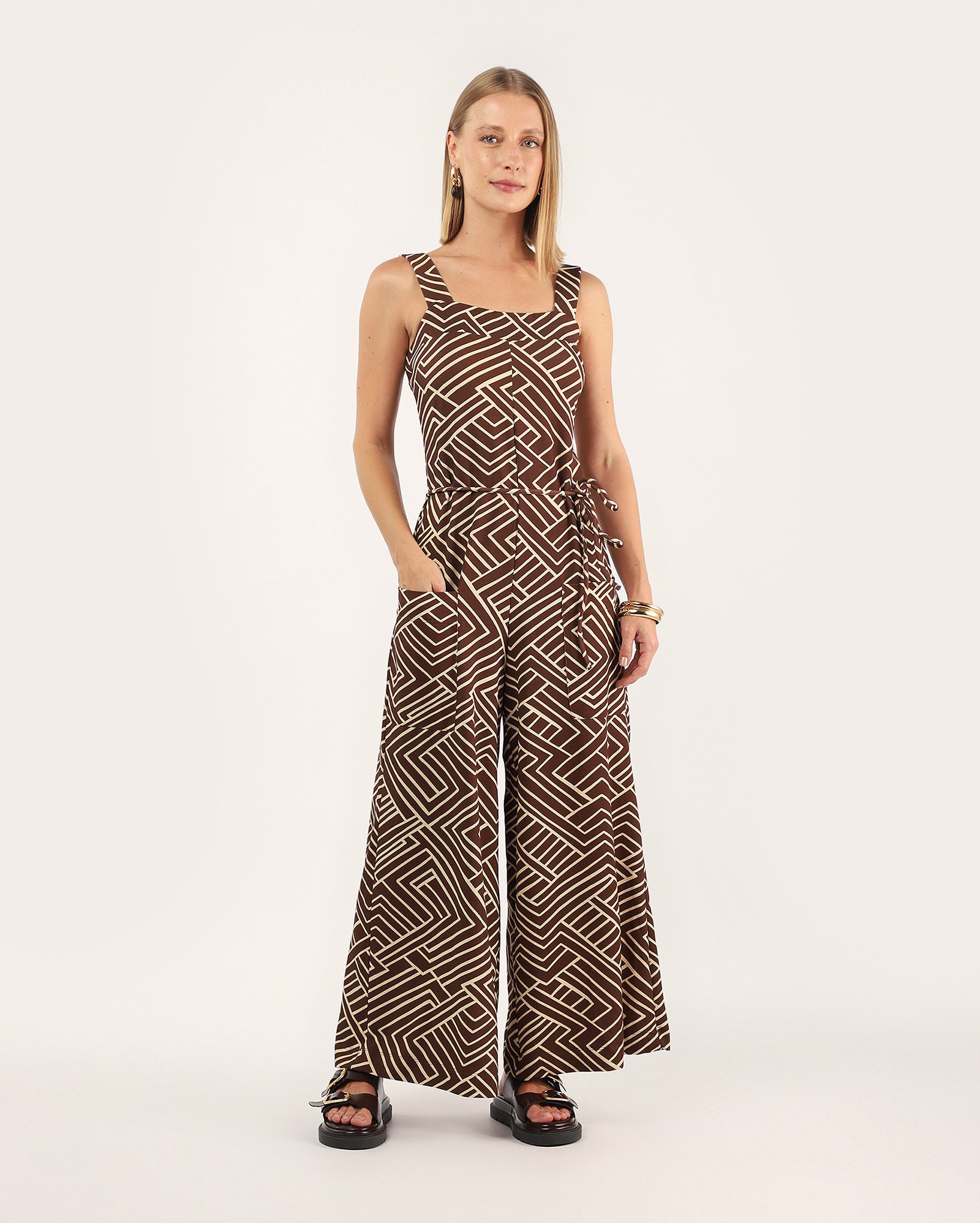Macacão estampa geométrica wide leg - marrom