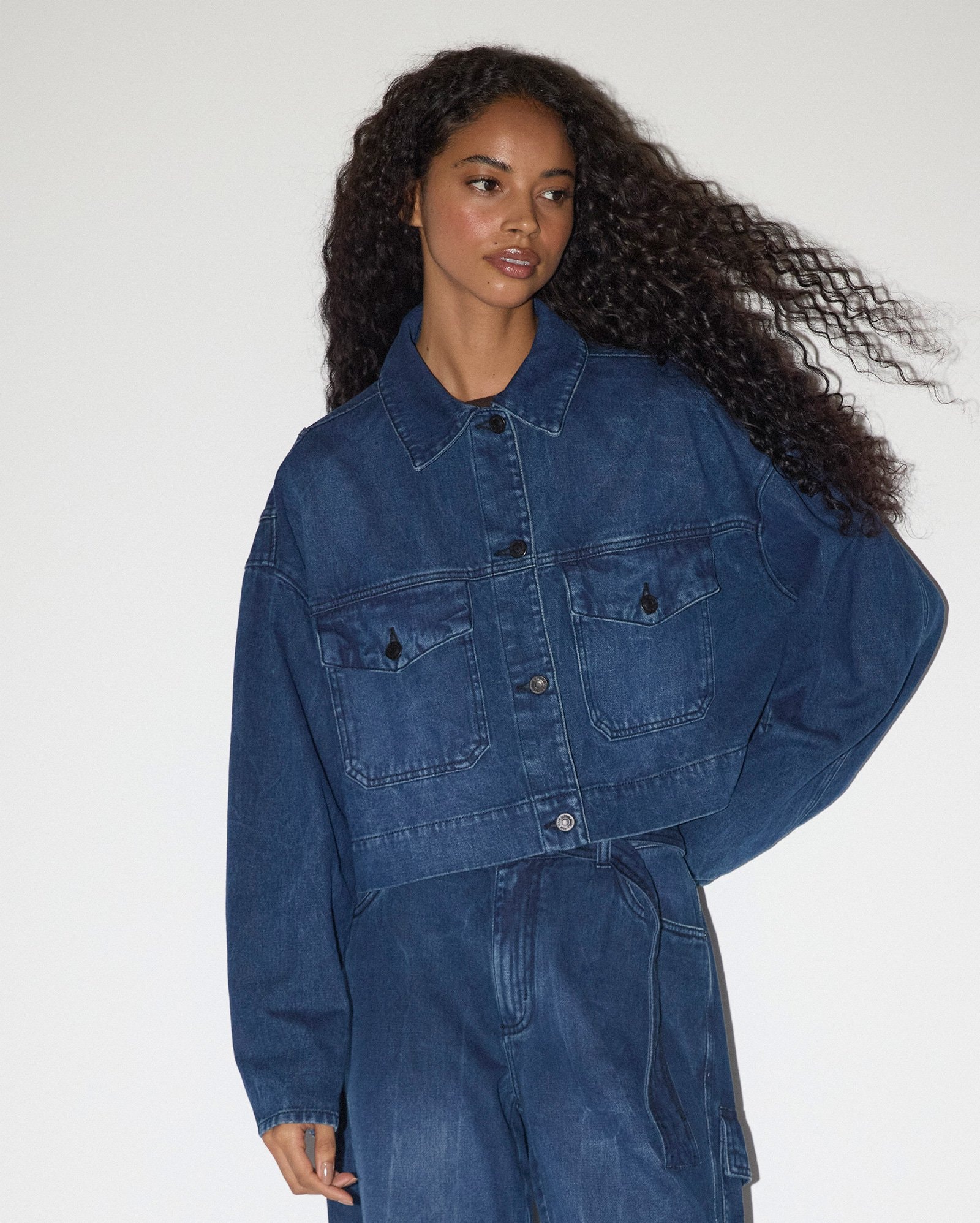 Jaqueta jeans feminina estonada - denim escuro | Pool Jeans