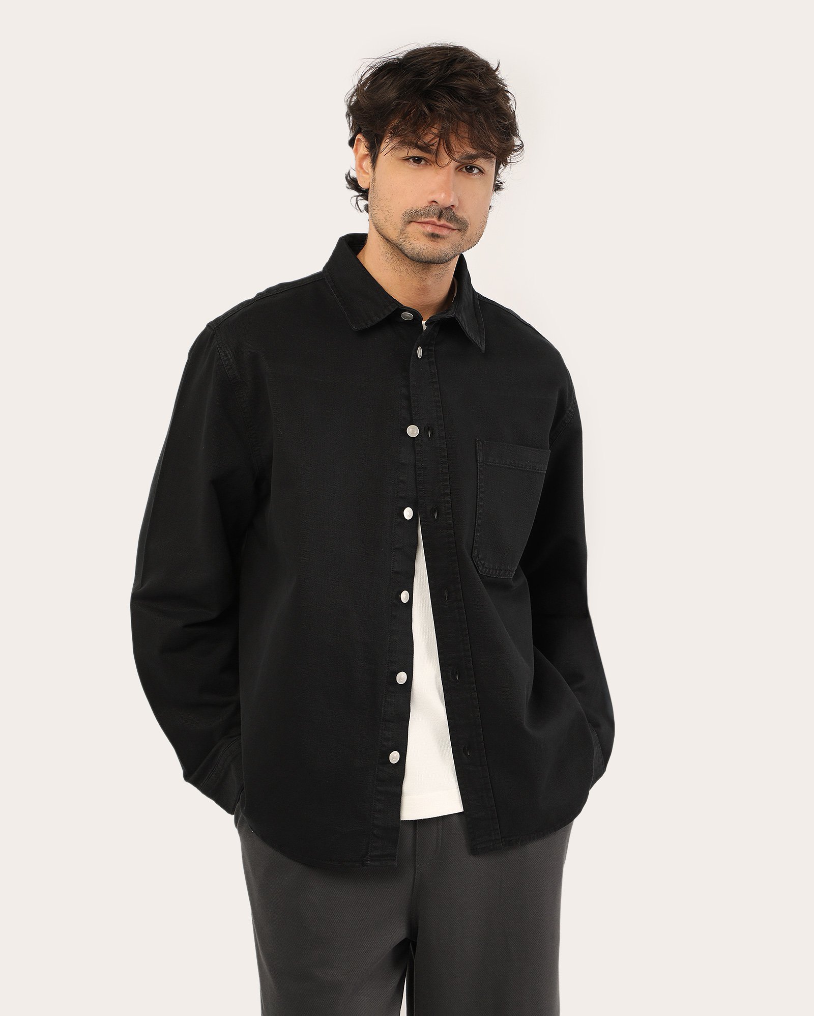 Camisa masculina sarjada com bolso - preta