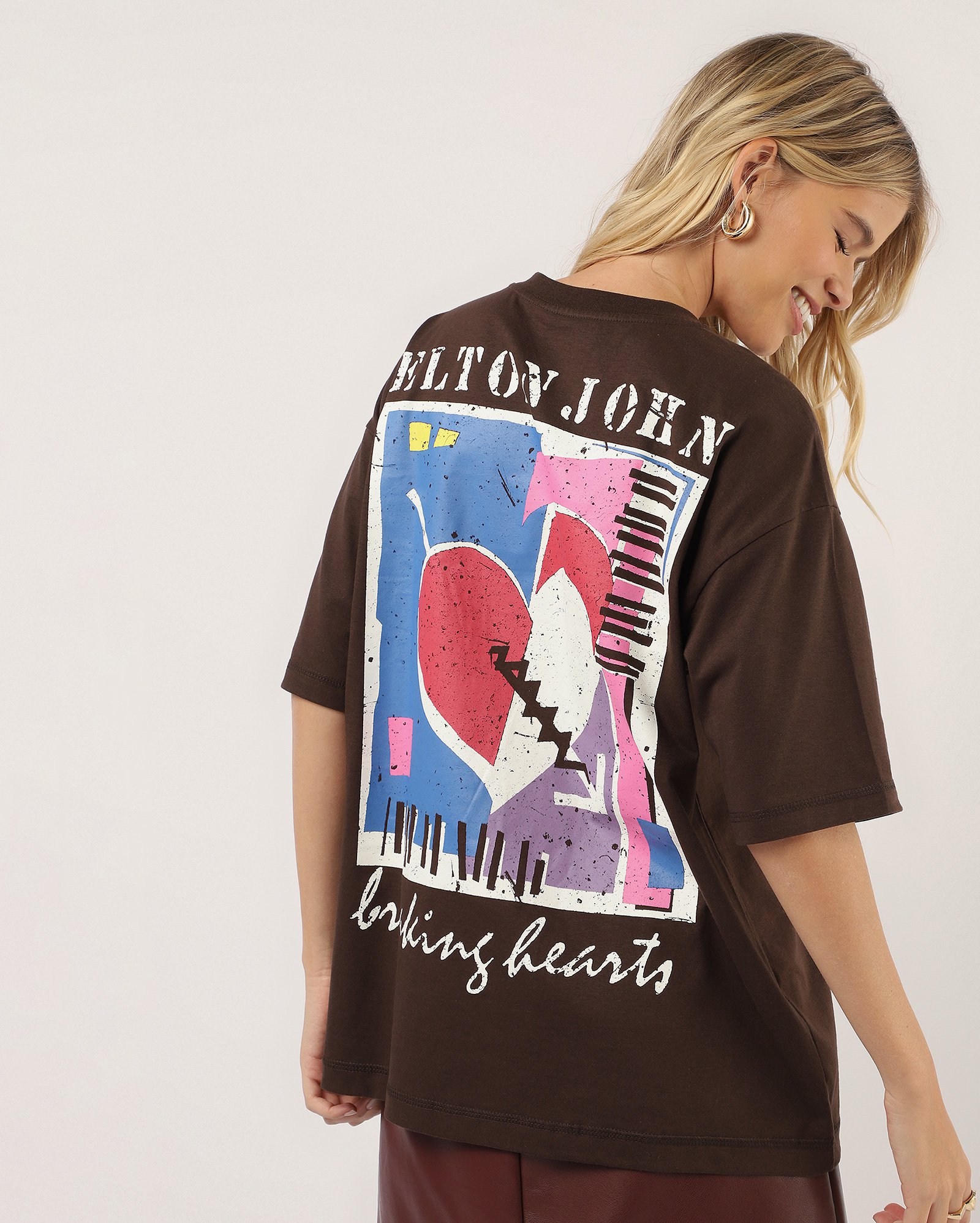 Camiseta feminina oversized artista - marrom | Elton John