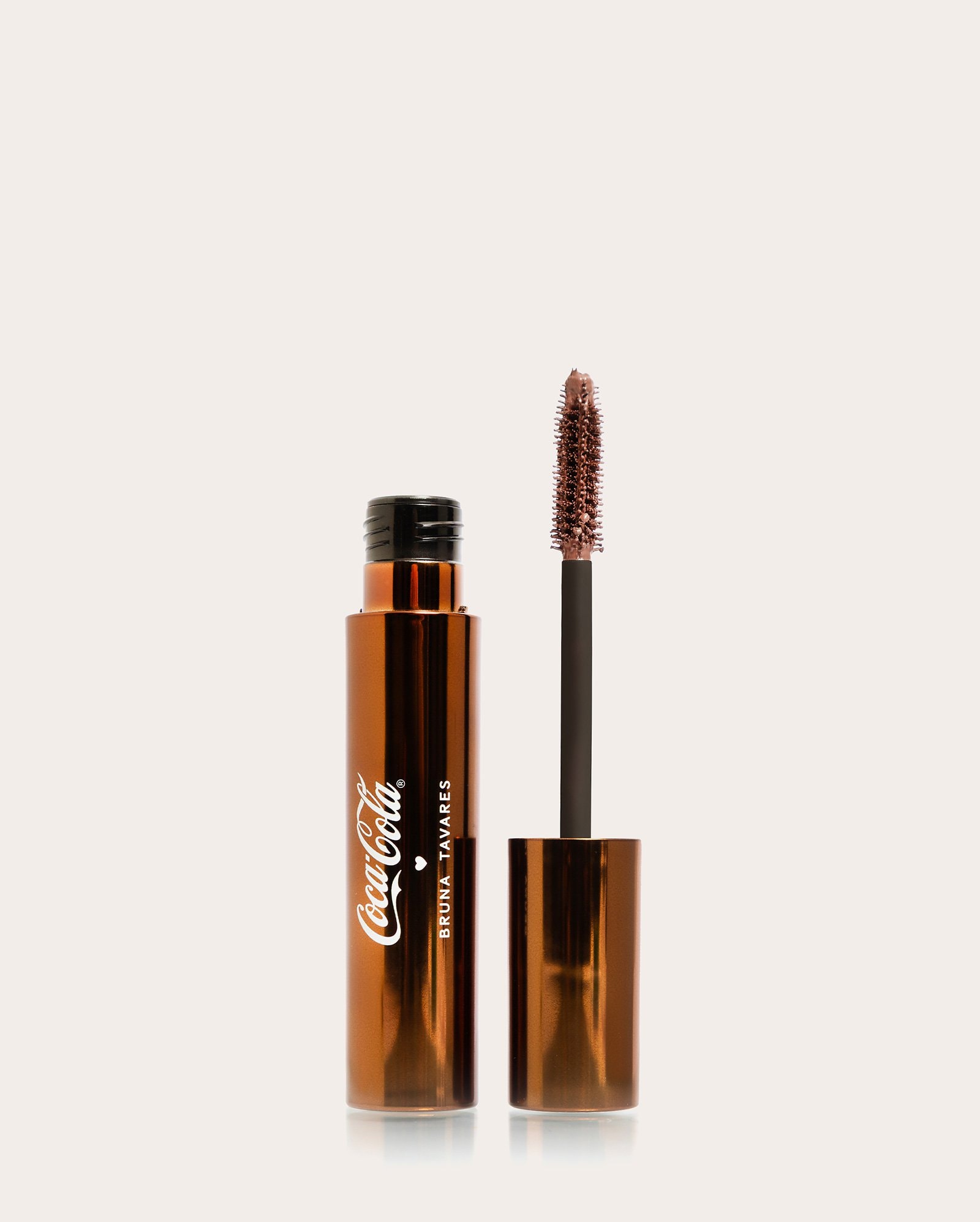 Máscara de cílios Coca-Cola Refresh Your Lashes marrom 24g | Bruna Tavares
