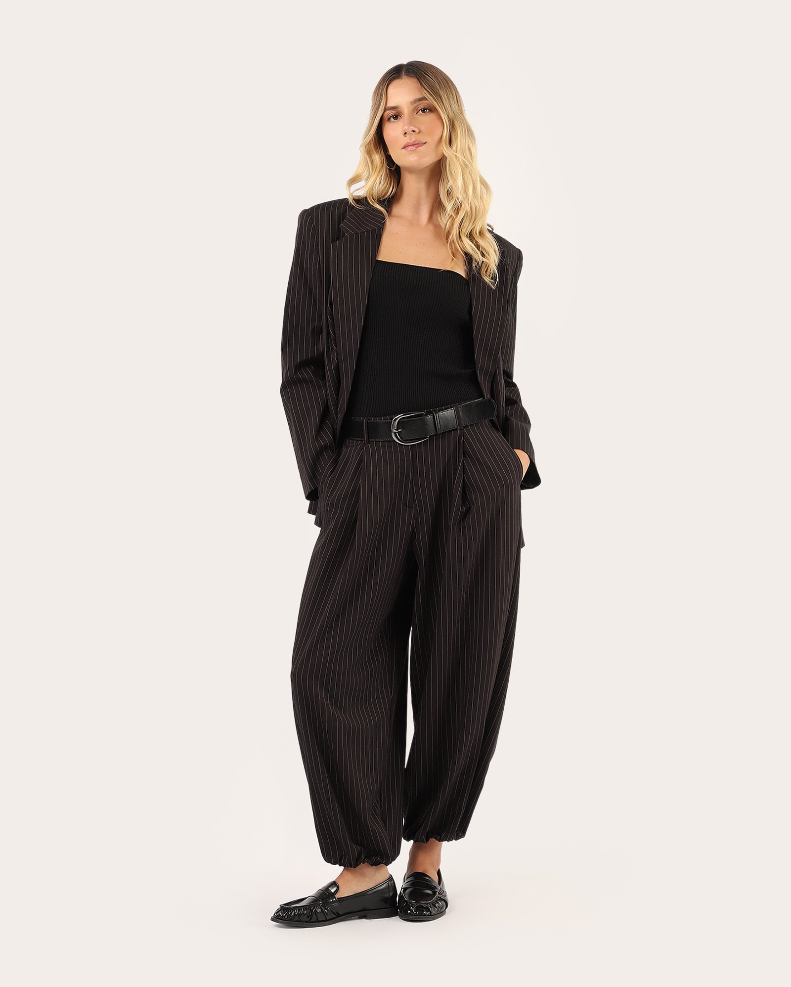 Calça feminina de alfaiataria barrel risca de giz - preta