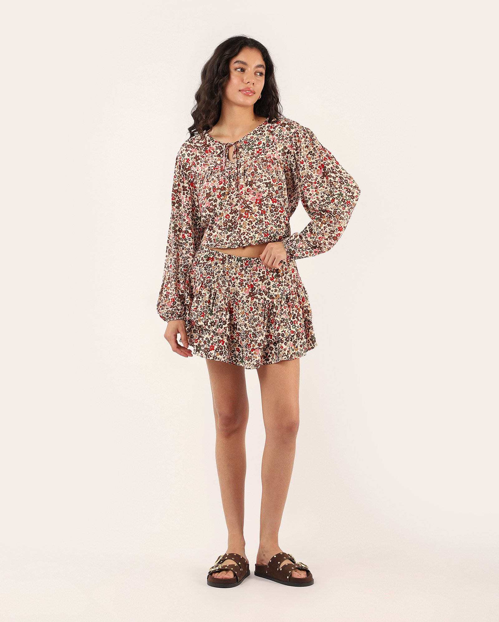 Saia curta evasê em viscose floral - bege