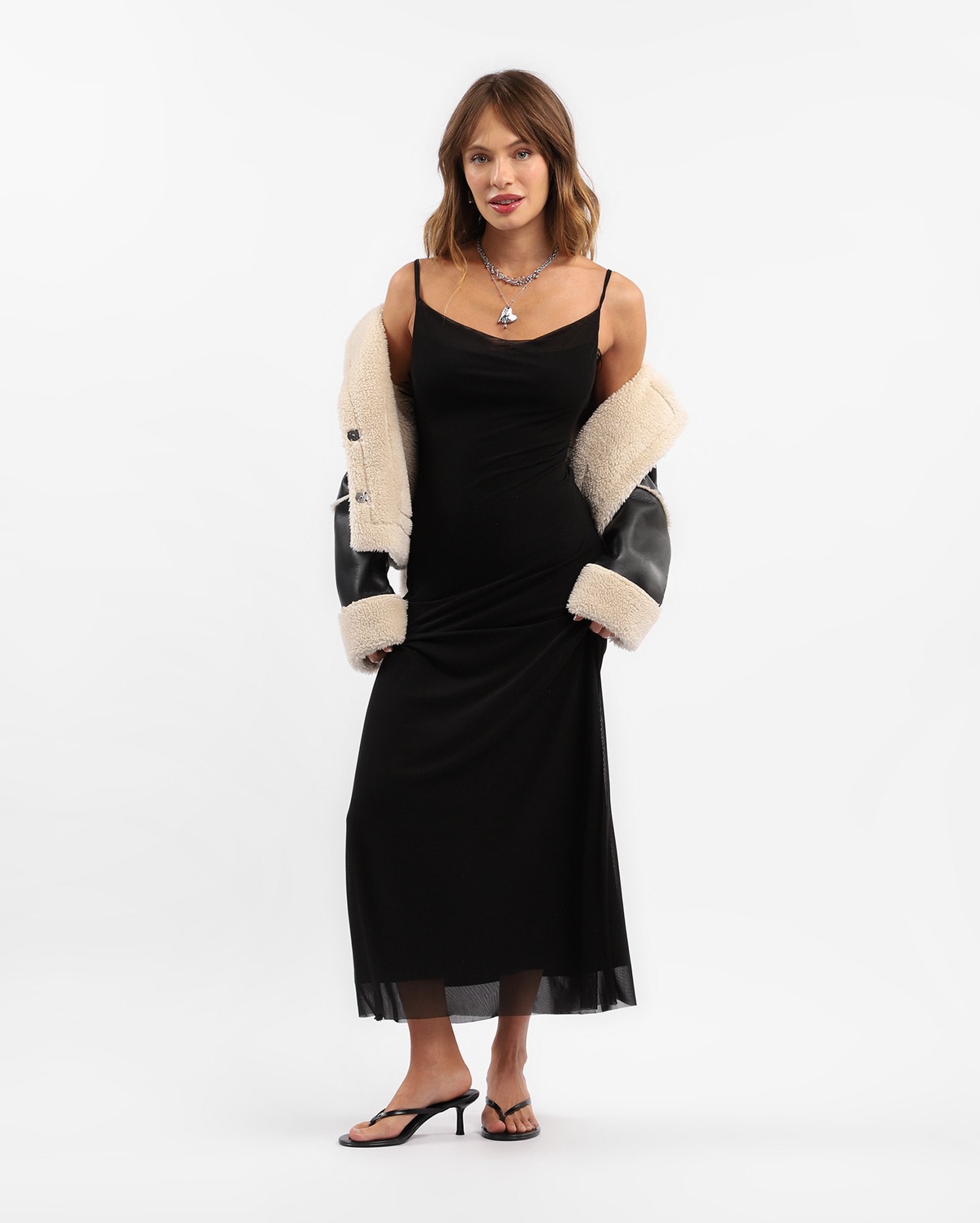 Vestido midi decote degagê em tule - preto