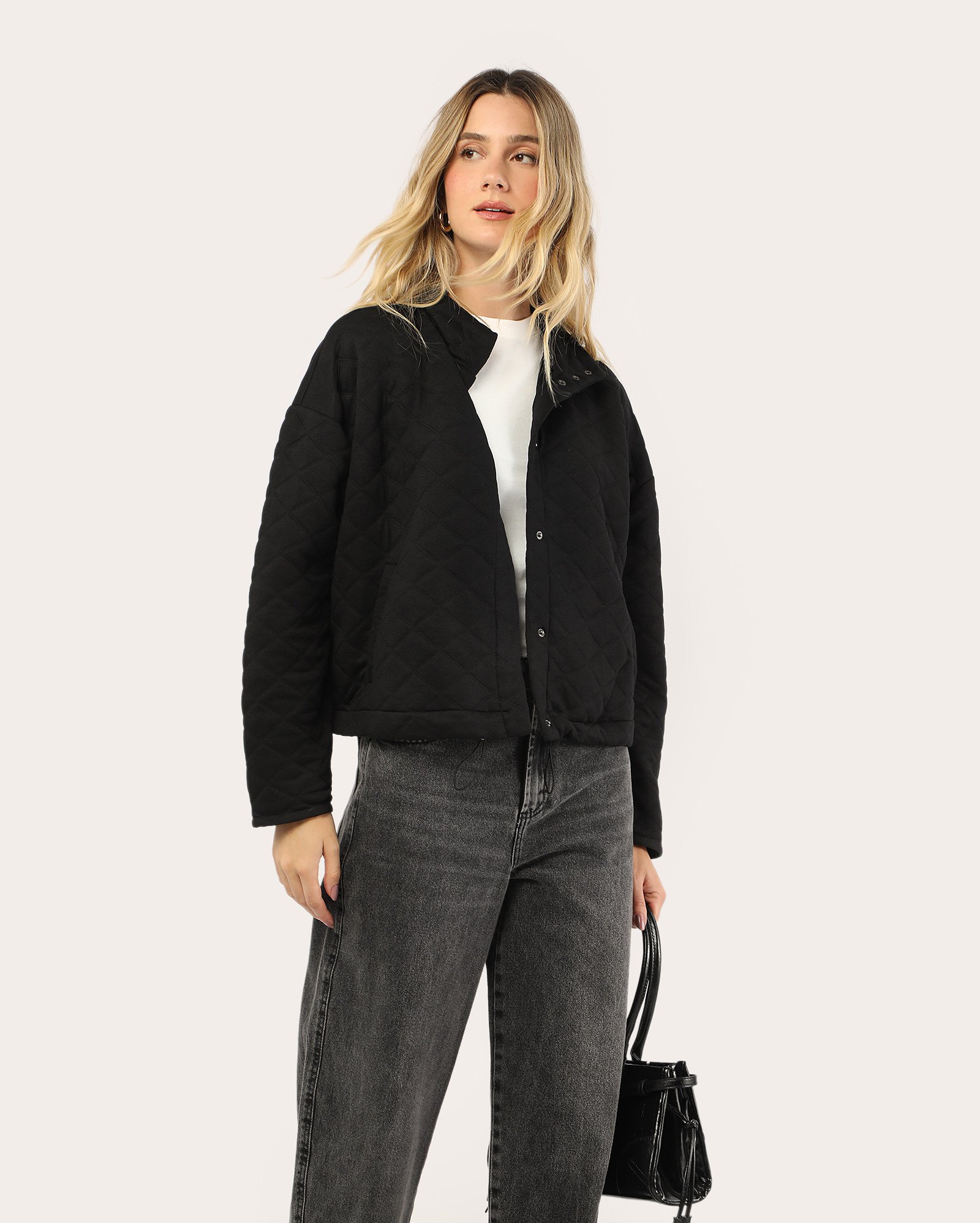 Casaco gola funil feminino matelassê - Preto