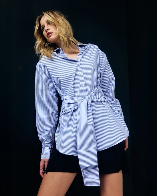 Camisa feminina listrada com amarração - azul